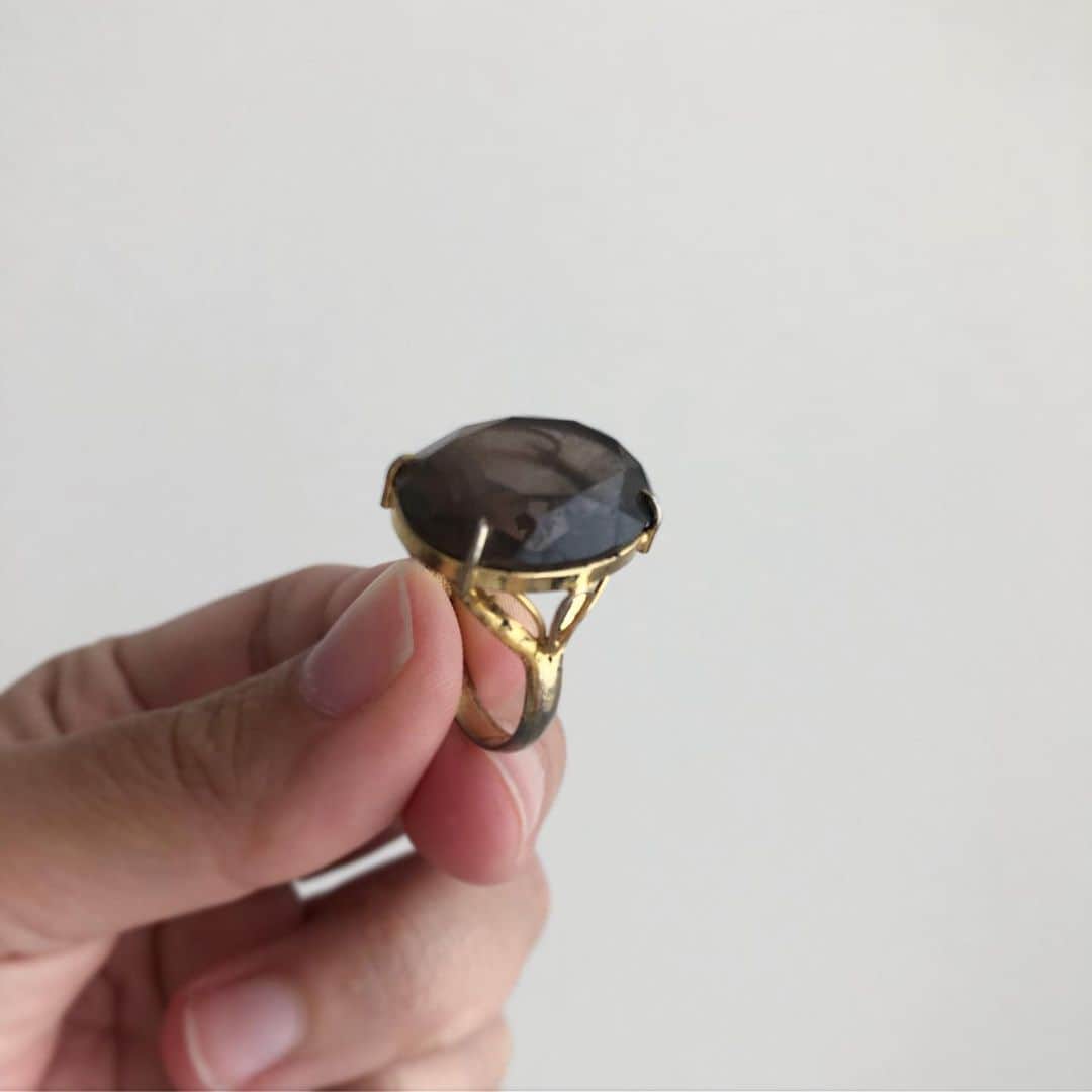 服部円さんのインスタグラム写真 - (服部円Instagram)「祖母にもらったスモーキークォーツの指輪をお直ししてみた。2枚めが元のデザイン💍 爪はシンプルに、向きは横長に変えてみた。コロンとしてかわいい☺️ #smokyquartz」10月4日 16時06分 - madokahattori