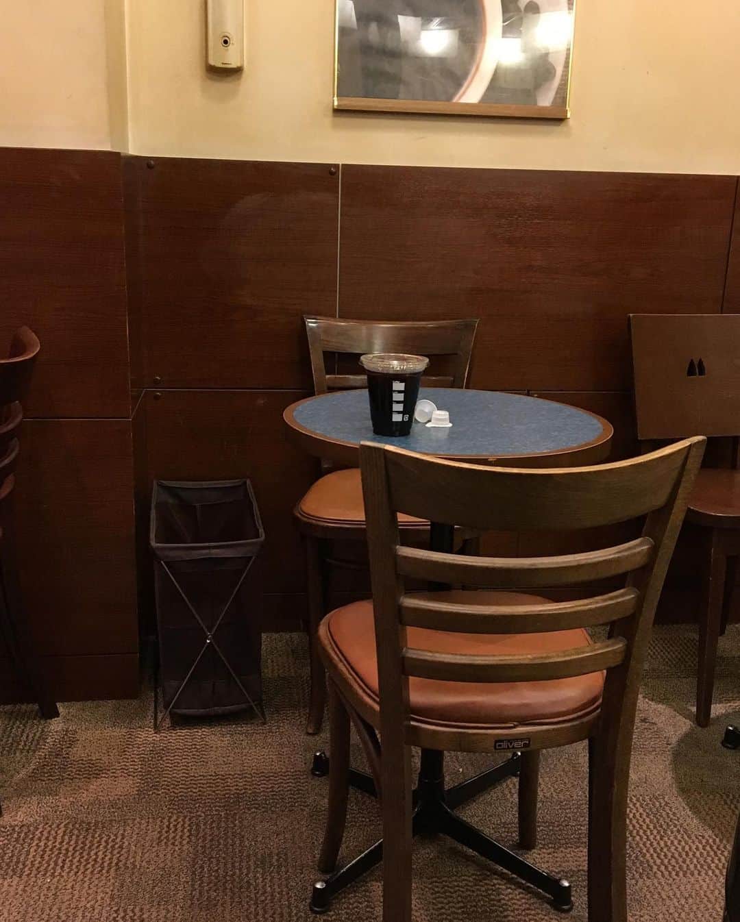 範田紗々さんのインスタグラム写真 - (範田紗々Instagram)「横のテーブルのアイスコーヒー １時間以上もあのままなんだけど わたしが見えてないだけでどなたか座っているのかしら…？」10月4日 10時41分 - handa_sasa