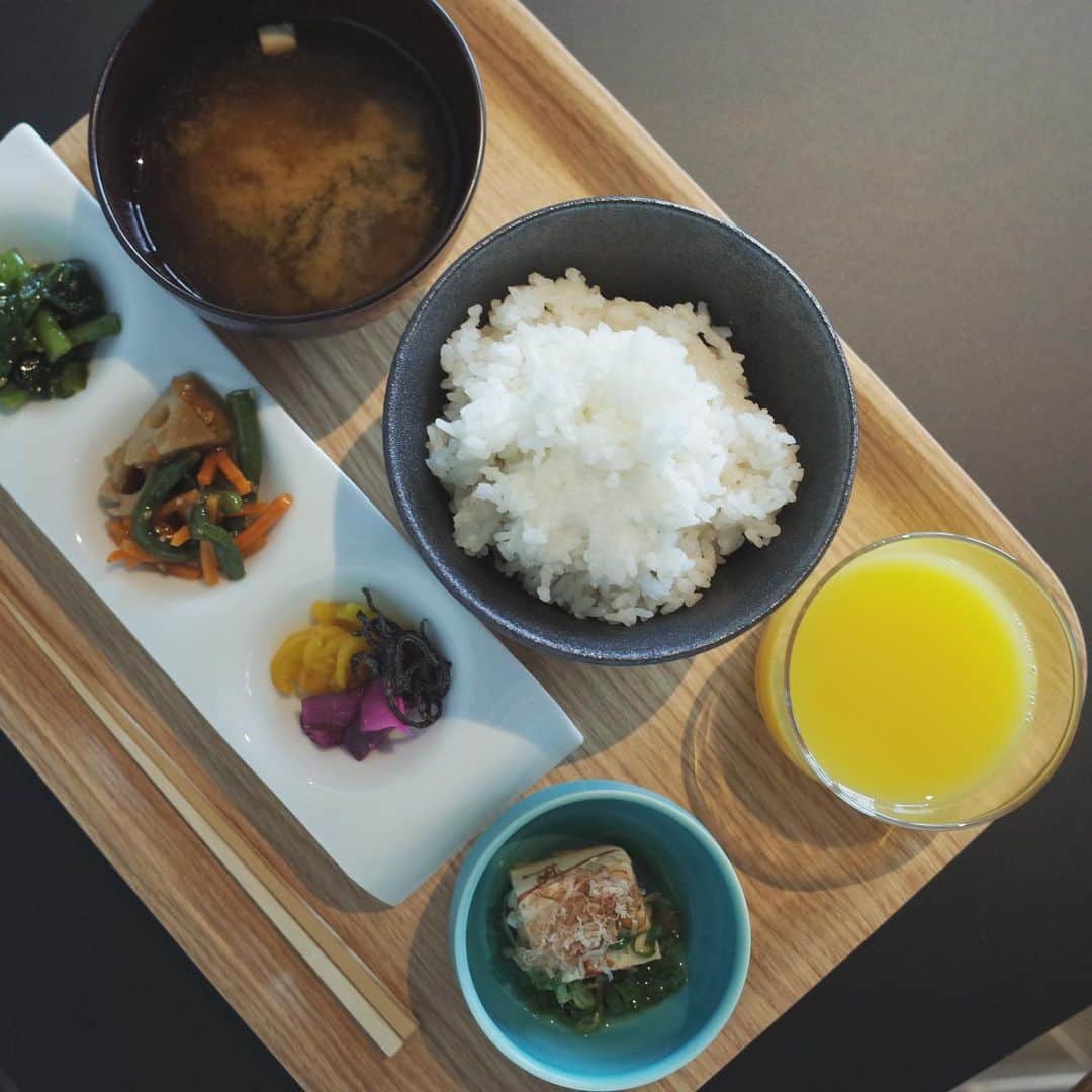HALCAさんのインスタグラム写真 - (HALCAInstagram)「Breakfast at the hotel is a buffet filled with Japanese dishes. There is also a specialty coffee brand in Nagaokakyo called "Unir" (which I unfortunately don't have a picture of, but trust me, it's delicious!)﻿ ﻿ #朝食 は #和食 のビュッフェスタイル！写真はありませんが、コーヒーは長岡京の人気スペシャルティコーヒーブランド「ウニール」のものです。ひとつひとつ素材にこだわり、そして地域への愛も感じる内容！美味しかったー🍚🥢 ﻿ #hoteldiscoverkyotonagaokakyo #kyotonagaokakyo  #kyotohotel #breakfast #japanesedishes ﻿#halcafe_vg」10月4日 10時41分 - halca_