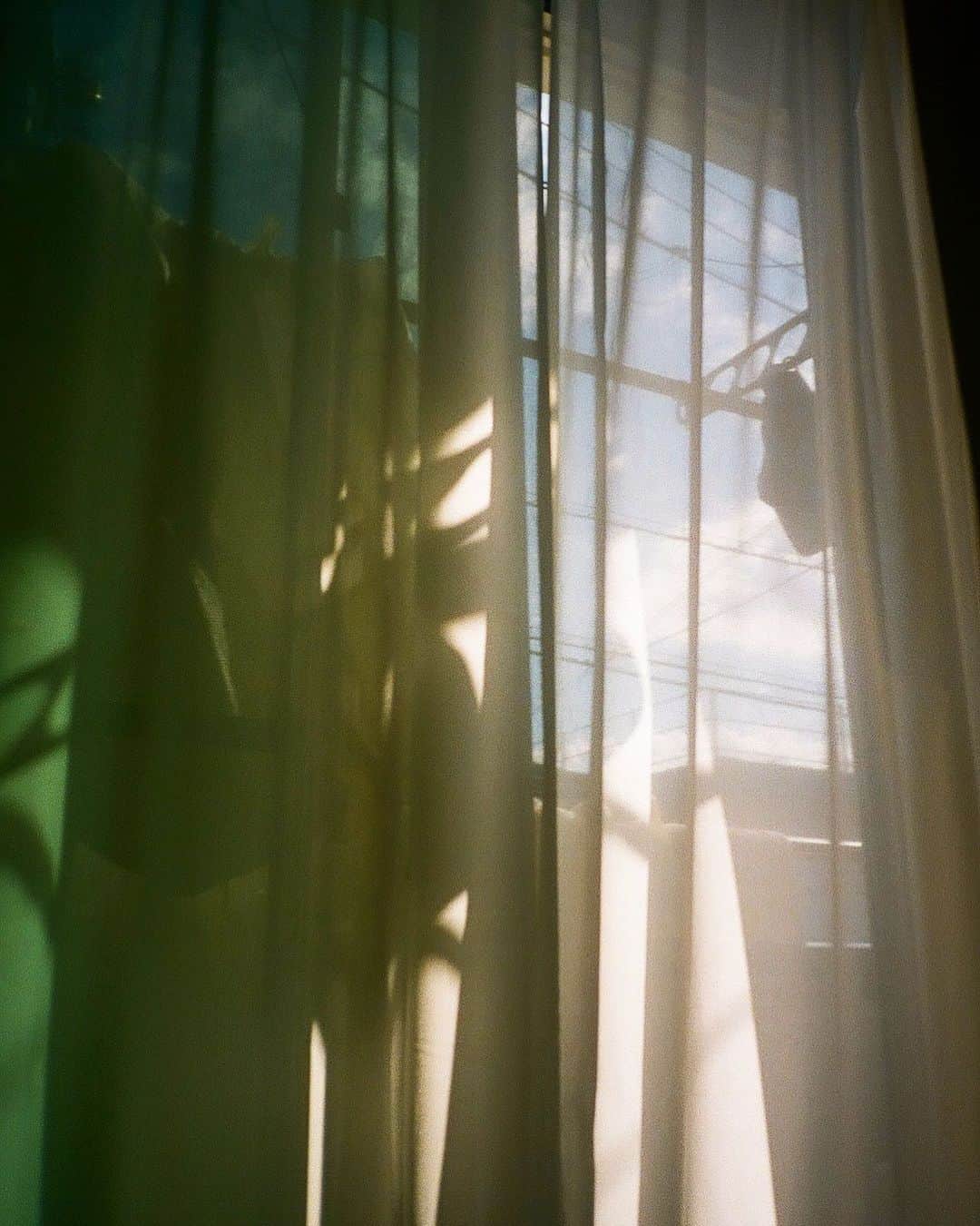 辻千恵さんのインスタグラム写真 - (辻千恵Instagram)「さらり〜〜 天気がいいと景観を崩すくらいベランダパンパンになんでも外にほしたいの」10月4日 10時47分 - chie100009