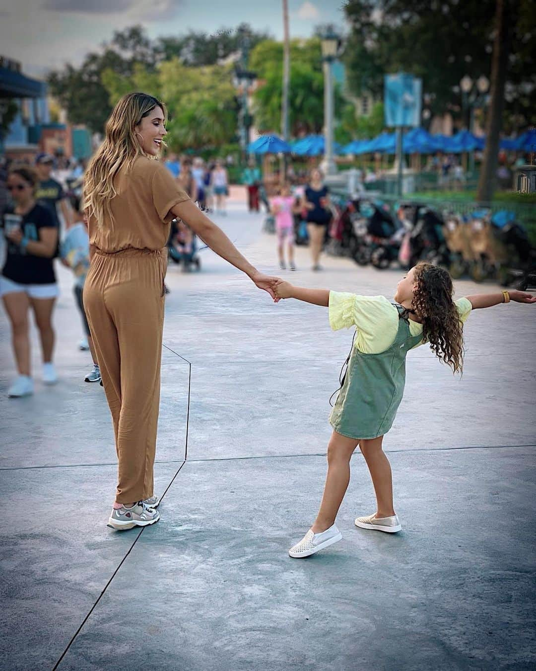 ダニエラオスピナさんのインスタグラム写真 - (ダニエラオスピナInstagram)「Estamos felices y preparando sorpresas para todos ustedes desde @waltdisneyworld porque el próximo 21 de noviembre es el lanzamiento de la película #Frozen2 y esto nos emociona muchísimo ❄️❄️」10月4日 10時51分 - daniela_ospina5