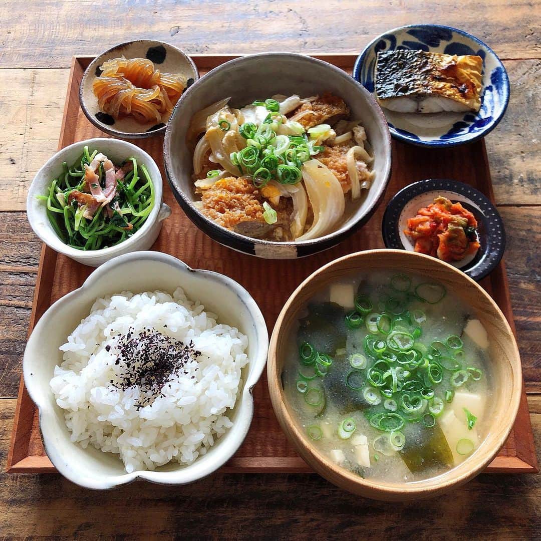 chaako ちゃあこのインスタグラム：「2019.10.4 * * 昨日、体調が悪くて晩御飯食べられなかったので、今日の朝昼ごはんにスライド(๑´ڡ`๑) #最近PMSが酷い… #年齢のせいなのかな( ﾉД`)ｼｸｼｸ… * カツ煮（1/3、2/3は旦那分）、ミニ塩鯖、豆苗とベーコンの塩炒め、結び蒟蒻のピリ辛煮、キムチ、豆腐とわかめのお味噌汁。 * 食べる前に朝イチで、はなちゃんの病院に行ってきたので、お腹空いてたー(๑•́ ₃ •̀๑) * 今日の晩御飯はお鍋です。 全然涼しくならないけどお鍋します。 * もう10月なのに、まだエアコン必須だなんて( ꒪Д꒪) * * *」