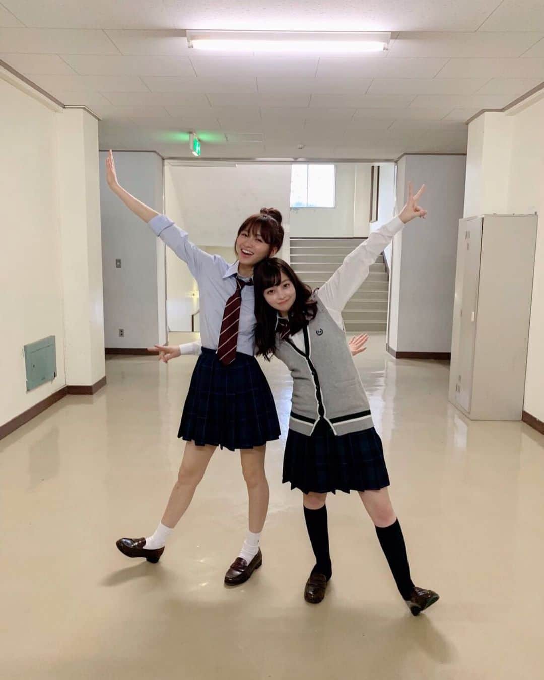 映画『午前0時、キスしに来てよ』のインスタグラム：「＼📚0キススクールタイム🏫 ／ ﻿ ﻿ 🕚ただいま11時！ ﻿ ﻿ 教室移動の途中にシャキーーン⚡️ ﻿ ﻿ #戦隊 #ポーズ #みたい #かっこいい #学校 #教室 #移動 #廊下 #にこいち  #午前0時キスしに来てよ #12月6日公開 #ゼロキス #日奈々 #橋本環奈 #るんちゃん #岡崎紗絵 #jk #かわいい」
