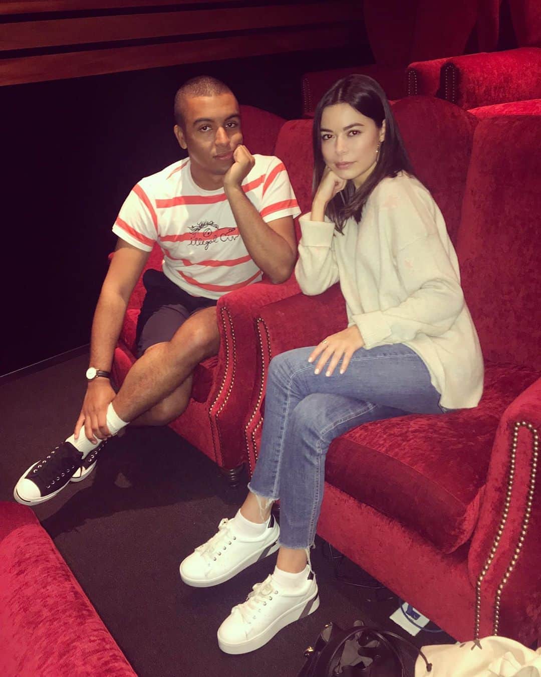 ミランダ・コスグローヴのインスタグラム：「Hanging with the coolest 🤓💫😎」