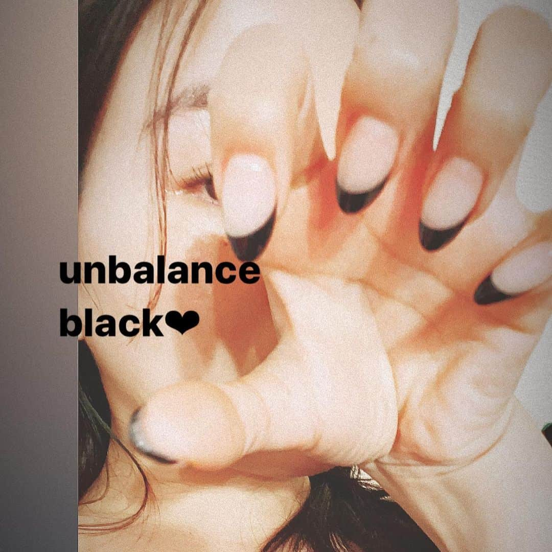 NASUさんのインスタグラム写真 - (NASUInstagram)「unbalance black 💅 やりたかったの、この不思議なバランス 左手はシアーなpink.一本だけポイント🌍 いつもありがとうございます❤︎ #nasupのきぶん」10月4日 11時18分 - nasup