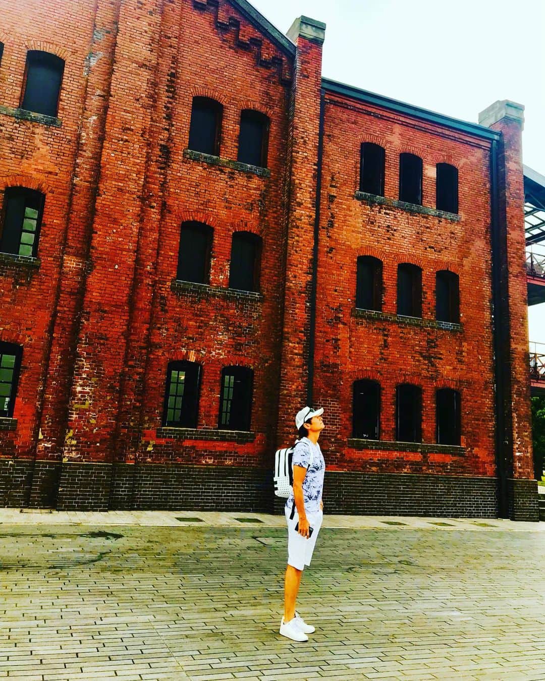 マイケル富岡のインスタグラム：「故郷へ…横浜×赤レンガ♡ where land meets sea #海 #港 #横浜 #赤レンガ #マイケル富岡 #俳優 #タレント #撮影 #waitingformywave #love  #ocean #shooting #location #yokohama #resort #wherelandmeetssea #actor #actorslife #redbrickwarehouse」