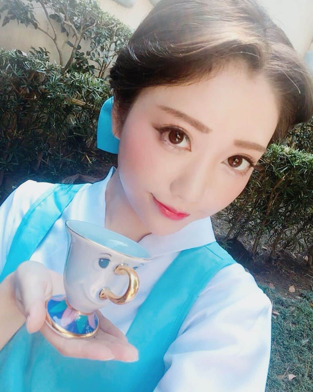 山村ゆりかさんのインスタグラム写真 - (山村ゆりかInstagram)「今年のDハロブライアローズかアリスか迷ってる🤔 今年はカメラ買ったからiPhoneクオリティーじゃないよ(๑>◡<๑) 写真はおととしのベル☕️ . . . #dハロ #dハロ仮装 #dハロ仮装2019 #ディズニー #ディズニーランド #disneyland #disney #disneyhalloween #ディズニーハロウィン #仮装 #仮装ディズニー #コスプレ #costume #halloween #halloweencostume #美女と野獣 #ベル #町娘のベル #beautyandthebeast #idol #アイドル」10月4日 11時21分 - rika_m_1221