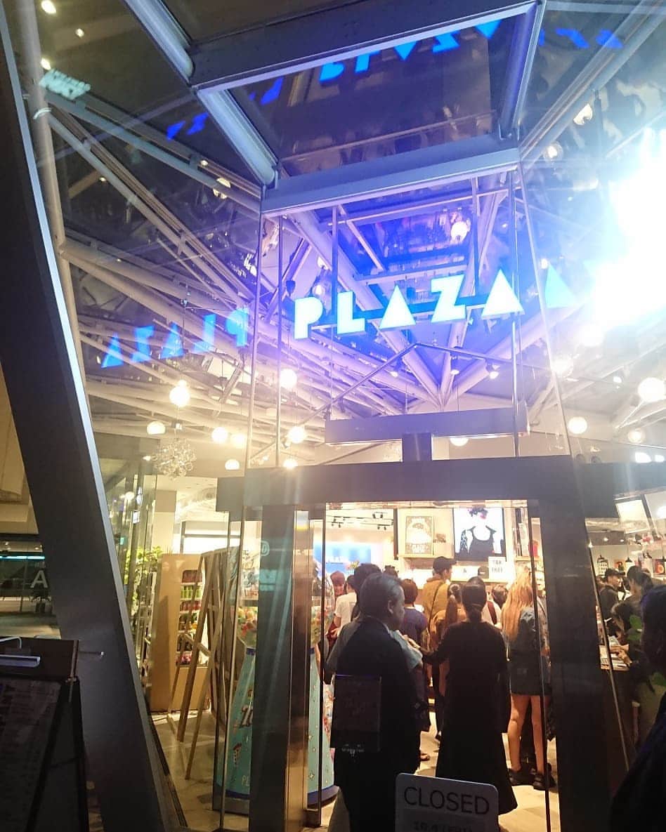 橘知衣代さんのインスタグラム写真 - (橘知衣代Instagram)「. みゆと一緒にPLAZAのレセプションパーティーにいってきました🐻💓 ブルックリンカフェと一緒になったPLAZAが、東京国際フォーラムに出来たんやって～☕ すごくかわいい空間でした👯 帰り際に、かわいいケアベアちゃんと写真とれたのめっちゃ嬉しい😍💕 : : : #plaza #plaza東京 #party #cosmetics #cosme #フワバン #プラザ #ケアベア #carebears #雑貨 #コスメ #コスメティック #コスメ好き #東京国際フォーラム #ブルックリンカフェ #snidel #cocodeal #fendi #fashion #ootd #coordinate #outfit #スナイデル #ココディール #フェンディ #ファッション #今日のコーデ」10月4日 11時31分 - chieyotachibana
