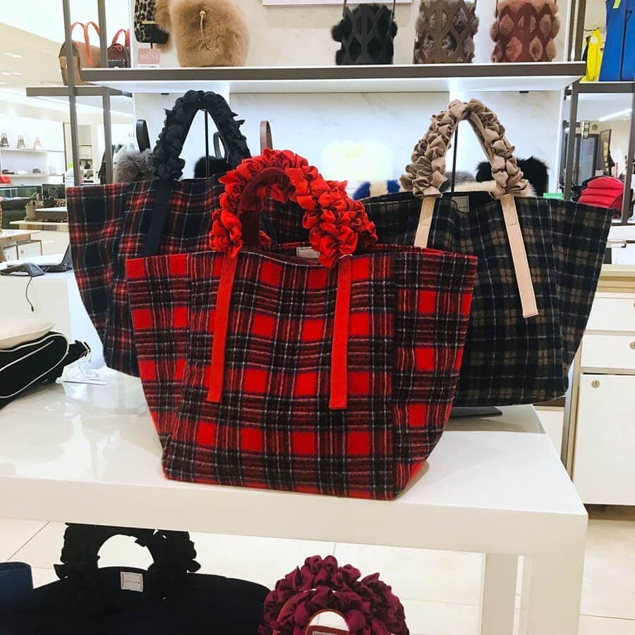 のインスタグラム：「LUDLOW WE LOVE CHECK! At 1F Bag Gallery 詳しくはプロフィールURLをチェック！ #Hankyu #HANKYUMODE #umedahankyu #阪急うめだ本店 #うめだ阪急 #阪急百貨店 #osaka #umeda #mode #LUDLOW #ラドロー #グレープハンドルバッグ #タータンチェック」