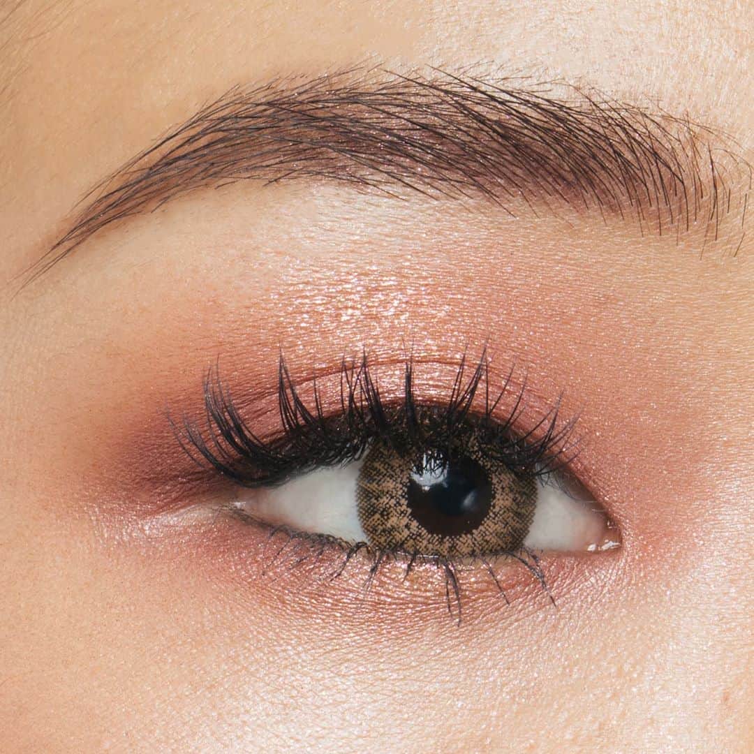 M∙A∙C Cosmetics Japanのインスタグラム：「ㅤ M·A·Cの大人気「スモール アイシャドウ」新色で作る 秋冬トレンドのローズメイク🌹 ㅤ ①	アイホール全体に[リブラ]をのせる ②	黒目上下に[チュチュ グッド]をのせる ③	黒目外側と目尻に[フィンファン]をのせて完成 ㅤ *9/27(金)オンラインショップ先行発売 *10/4(金)全国発売⠀ ㅤ #MACeyeshadow #MACアイシャドウ ㅤ MODEL: M·A·C ARTIST MOEKO KAKEMI @mac_kyotaka_ PHOTO: @takaki_iwata ㅤ ㅤ ㅤ ㅤ ㅤ #MACCosmeticsJapan #MACコスメ #MACCosmetics #スモールアイシャドウ #メイク #コスメ #メイクアップ #アイシャドウ #アイカラー #ローズ #ピンクメイク #新作コスメ #コスメ紹介 #秋メイク #秋コスメ #アイメイク #メイク道具 #メイクプロセス #メイク用品 #セルフメイク #スウォッチ #今日のメイク #お気に入りコスメ #cosmetics #makeup #eyemakeup #eyeshadow #beauty」