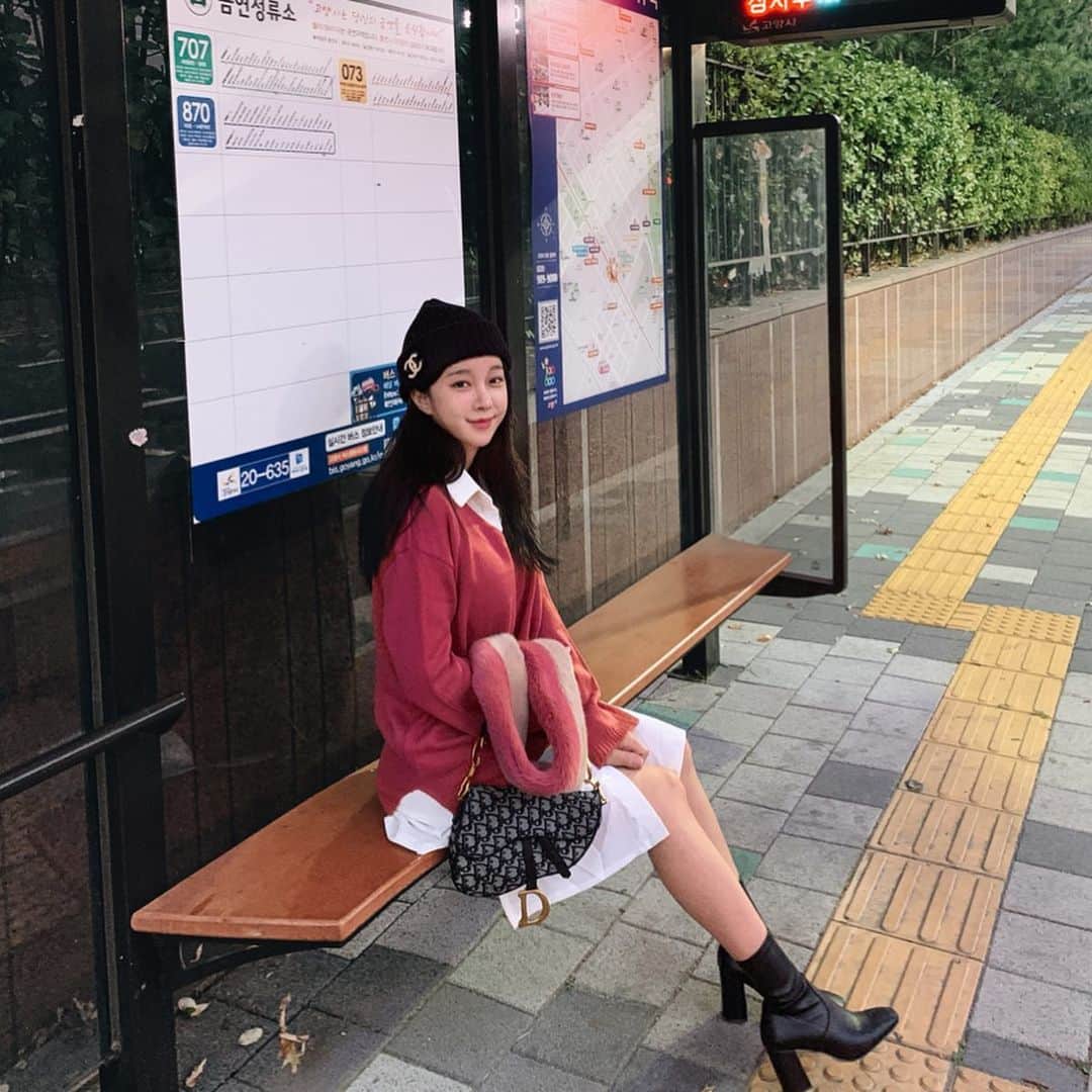 チョ・ミニョンさんのインスタグラム写真 - (チョ・ミニョンInstagram)「질 좋은 기본템을 좋은 가격에 구매한 것 만큼 기분좋은 일이 없죠 *☺︎* 이런 기본템 니트 4장을 일반 니트 한 장 가격에 도와드리려 남 몰래준비 했습니다 💕 ( 폭풍칭찬 미리 받아갈게요🥰🙏🏻) - ♥♥ #산타조 이벤트 공구 오픈 ♥♥ 기본 브이넥 루즈 니트 4장 구매시 39,900원 🥳🎉💕 낱장구매도 가능* 파격 기획가격도 #교환반품 #카드가능 🤓 구경하고 합리적인 가격이 아니면 저를 혼내세요 ✌🏻 - ♥ 구매는 프로필링크타고 #마이바니 ♥」10月4日 11時58分 - xxjominxx