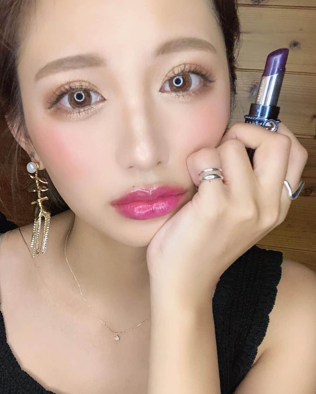 伊藤実祐さんのインスタグラム写真 - (伊藤実祐Instagram)「. . 2ヶ月前ぐらいに @jillstuartbeauty さんから頂いた マイリップスの限定色 \(◡̈)/ 💄✨💋💜 . . ストーリーだと24時間で消えてまうから 一応投稿にも使用した感じ載せとくな🙆‍♂️ . . みゆが持ってるのは ダズリングティント 01番🦄❤︎ . . 見た目ネイビー色強くて、リップ自体もパープルと 使いにくそうな色やけど、唇にONすると、 自分だけのピンクに変わるねんっ😚💕 . . グロスっぽいテクスチャでするするーっと塗りやすいし 薄づきやのにしっかりピンク色が出て発色良き！😍 . . 他にも限定商品で、トレンドカラーの ラベンダー色のチークもあったよ 🌹❤︎ . なんせリップもチークもパッケージが可愛いから ギフトにぴったりやなって🤤🎁💘 . 店舗でマイリップス含む商品5000円以上お買い上げで 可愛いBOXラッピング付いてくるしなん🍒♪ . . #jillstuart #ジルシチュアート #PR #マイリップス #ティントリップ #夜空ティント #星空チーク #リップ #チーク #メイク #アイメイク #メイク動画 #カラコン #マツエク #Nextercreatist #TOKYOcreatist #伊藤実祐 #いとうみゆ #みゆちゃい . . 3日間だけ東京戻ってきましたホイ🗼💓💨 .」10月4日 12時08分 - miyu.61