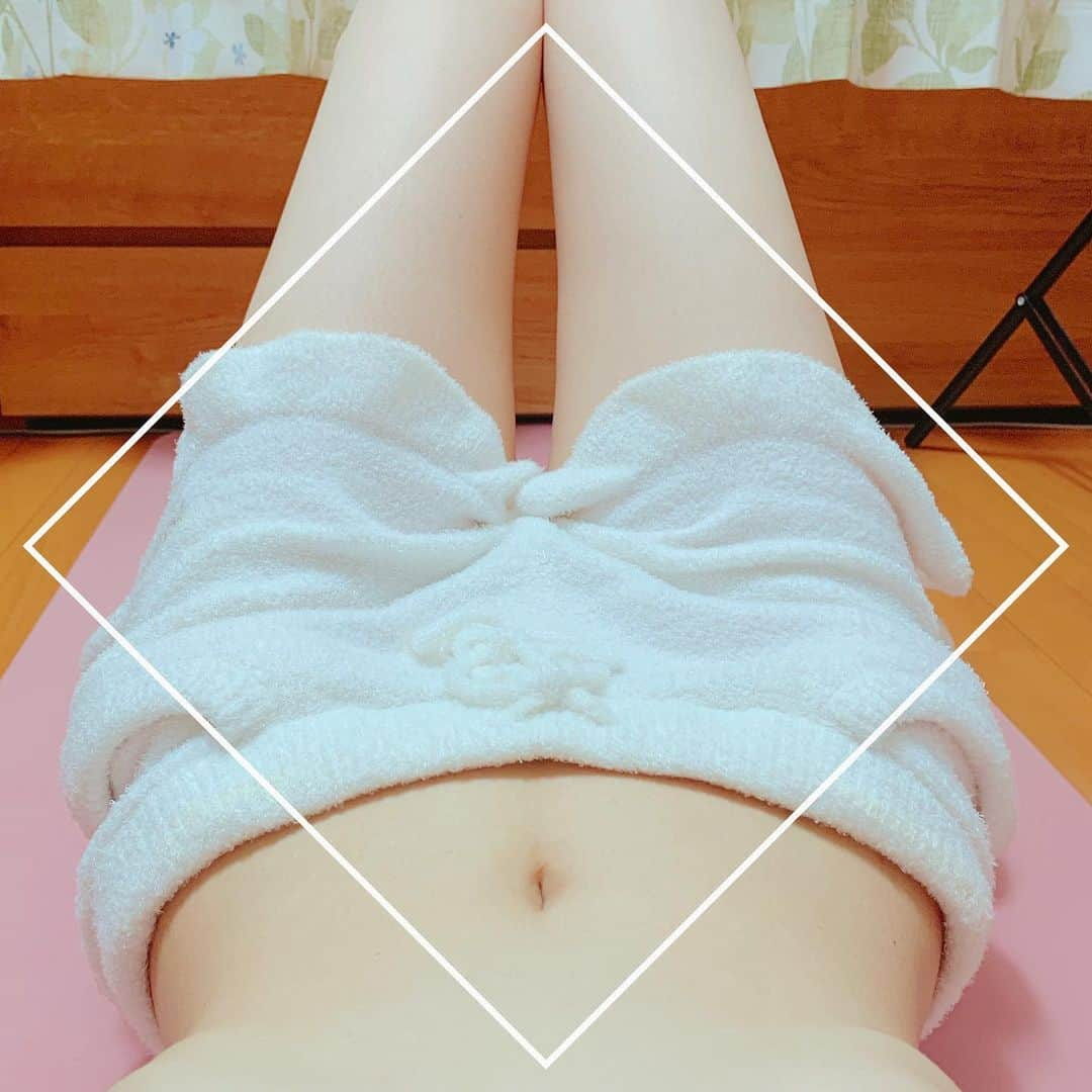 さくまみおさんのインスタグラム写真 - (さくまみおInstagram)「最近朝トレしとります。 夜はなんだかんだ出来なくなる自分をもう認めてみた。笑  起きる ↓ 白湯チンする ↓ ベランダで光合成しつつ飲む ↓ ベランダでストレッチする ↓ 腹筋背筋腕立て胸筋尻筋トレ15分だけ ↓ 朝風呂 ↓ お仕事 . . #朝活#朝トレ#筋トレ女子 #自宅ジム#引きこもり #モーニングルーティン #腹筋する時はお腹出してこいつを割るぞと思いながらやるとやる気出る #安心してください着てますよ」10月4日 12時10分 - sakuma_mio