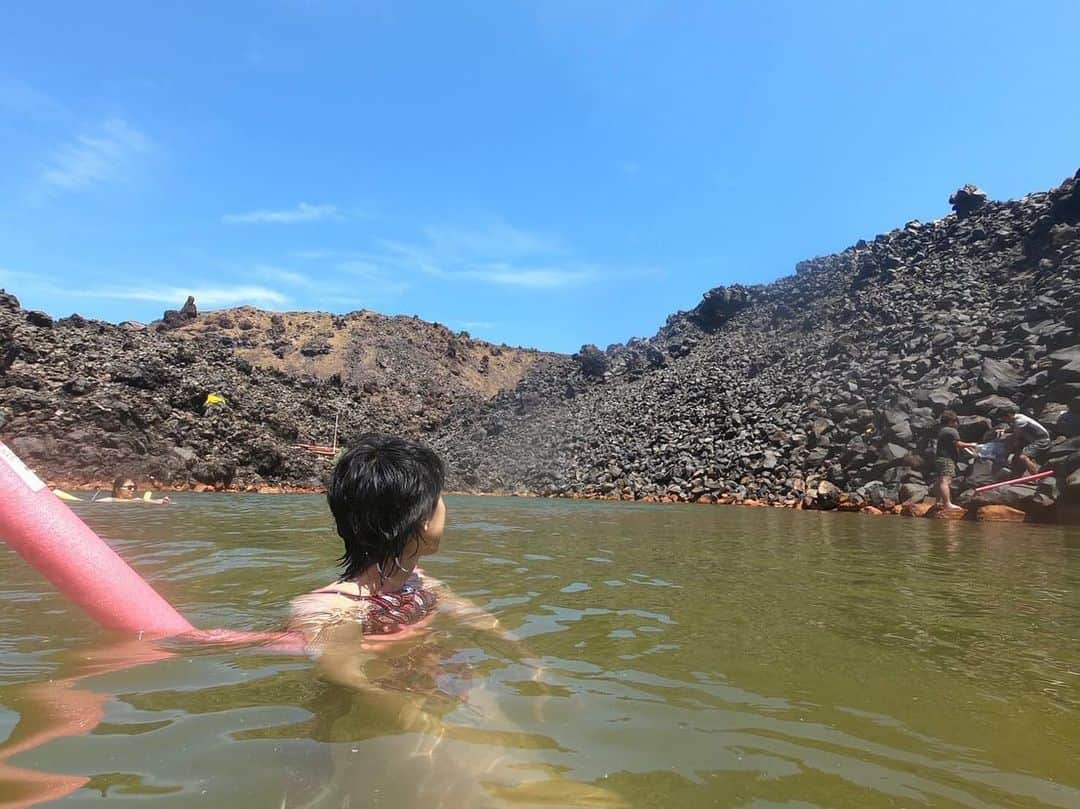 朝日放送「朝だ！生です旅サラダ」さんのインスタグラム写真 - (朝日放送「朝だ！生です旅サラダ」Instagram)「@e_n_n_a_ 実は海と温泉が大大大好きなわたくし。。😻 船で連れられたどり着いたおススメスポットは、なんと‥ #海の温泉 でしたうわぁぁぁぁ！！！！✨(大大大興奮) #サントリーニ島 は今も活動する火山島でそのため、島の周りには硫黄泉が湧いているのだそう☝🏻 あたり一帯に立ちこめるゆで卵のような匂いが、濃い硫黄泉が出ていることを物語っているかのよう‥！温かいところでは、３５度近くの水温があります。 このぬるめの温度がちょうど良く、ずっと入ってられるんです！☺️♪ 時間を忘れて泳ぎくつろいじゃいました☺️♨️ 最高だったなぁ‥！！✨✨✨ _ #大興奮 #温泉 #海 #泳げる温泉 #最高です #海が硫黄の匂い #海中温泉 #くつろいでます #温泉クルーズツアー #HOT SPRINGS TOUR #Σαντορίνη #Greece #Ελλάδα _ #ABCテレビ #朝日放送テレビ #朝だ生です旅サラダ #旅サラダ #旅サラダガールズ #山代エンナ #イラストレーター #海外 #旅 #travel #trip」10月4日 12時10分 - tabisalad