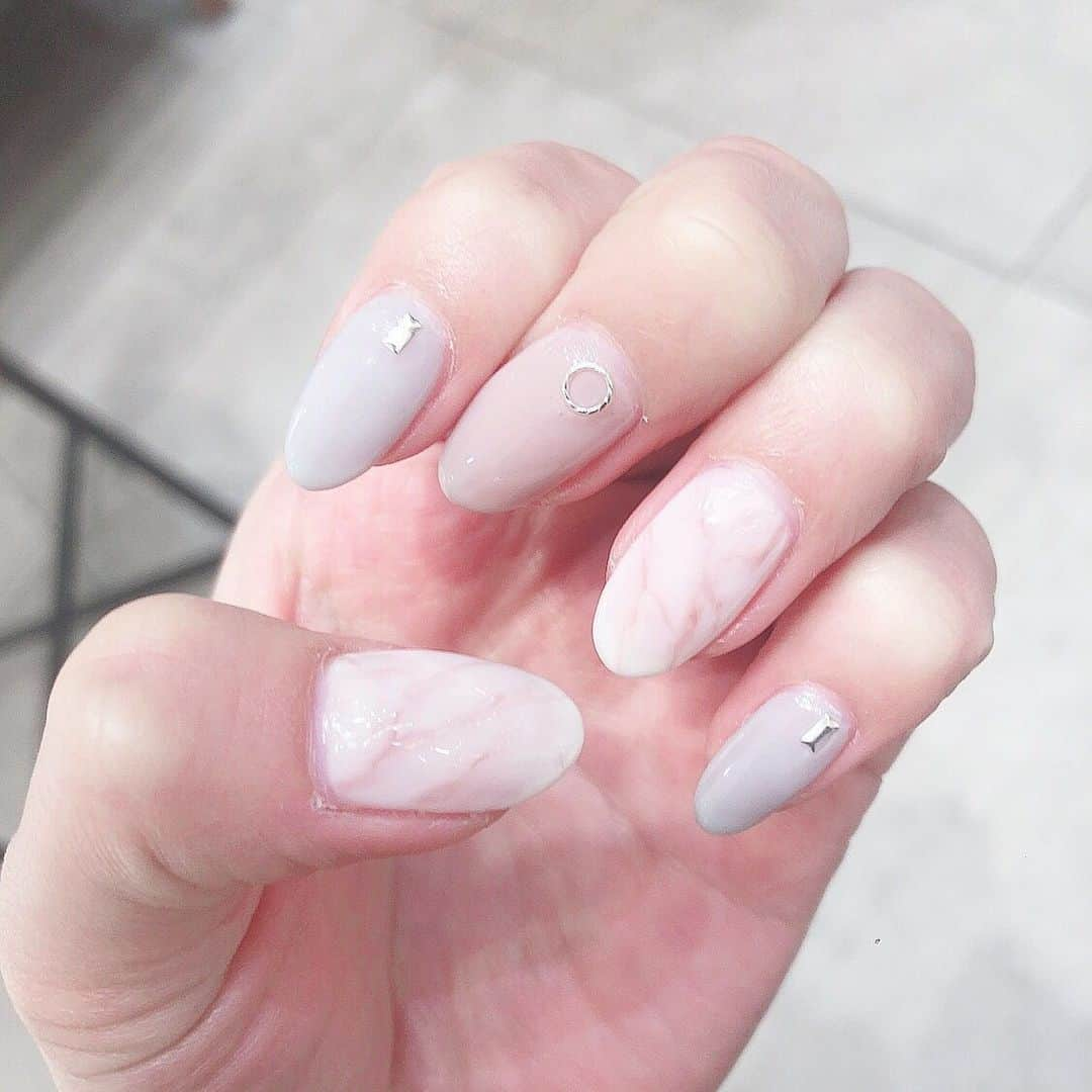 aya onoさんのインスタグラム写真 - (aya onoInstagram)「ネイル💅変えました〜 今回は秋っぽく、大人しめなデザインにしました！ 今回も、みほこ先生 @plaisir_miho にしてもらいました！！ 毎回可愛くしてくれる💓  #秋ネイル #大理石ネイル  #ネイルケア #ネイル #ネイルデザイン #岐阜ネイルサロン #関ネイルサロン #関市ネイルサロン #ミスジャパン #Missjapan #ミスジャパン岐阜 #美容 #大野彩」10月4日 12時12分 - onoaya_official