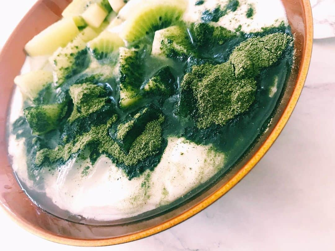 高橋ユウさんのインスタグラム写真 - (高橋ユウInstagram)「朝ごはん🥝🥝 めっちゃ緑😂 ヨーグルトにキウイ、アロエベラ✌︎ 緑の粉はいつも飲んでる #ベジパワープラス 仕上げにココナッツオイル🙏🥛 #朝ごはん #ヨーグルト #高橋さんちのユウ飯」10月4日 12時15分 - takahashiyu.official