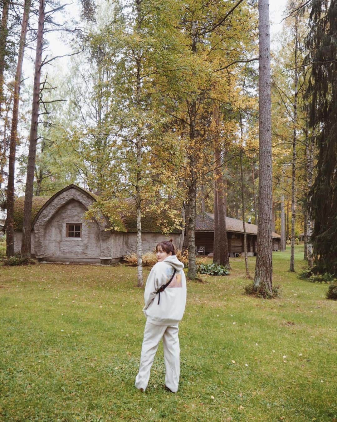 のインスタグラム：「おはようございます🇫🇮﻿ 朝の5時から起きてしまい、また極寒ネイチャートイレ問題でベッドから出ようか出まいかゴロゴロしています。笑﻿ さっさと潔く行けばいいのだけれどマイナス1度☃️笑﻿ ﻿ ただ、電灯がひとつもない代わりに星がめちゃくちゃ綺麗で、涙が出そうになるくらい感動しています！オーロラが見れないのは残念だけれど、フィンランドに来れて本当によかった。﻿ 星空の中に空があるみたいに、綺麗だよ☺️💫﻿ ﻿ たくさん質問いただいたので﻿ #ちひろのお洋服 クレジット載せます🏷﻿ ちょっとサウナ後で﻿ シワとかバッグの位置とか気になりますが、、🤫﻿ tops… @journalstandard.jp (後ろの絵はゴッホの絵)﻿ pants… @tomorrowland_jp (裾上げいい加減します)﻿ bag… @janesmith (20/80とのコラボ)﻿ inner…見えてないけど中に着たロンTはブログに載せた @fruitoftheloom  @fruitoftheloom_japan (寒すぎて脱げなかった)どちらも @emmelrefines で買えるよ◎  #ちひろtripフィンランド」