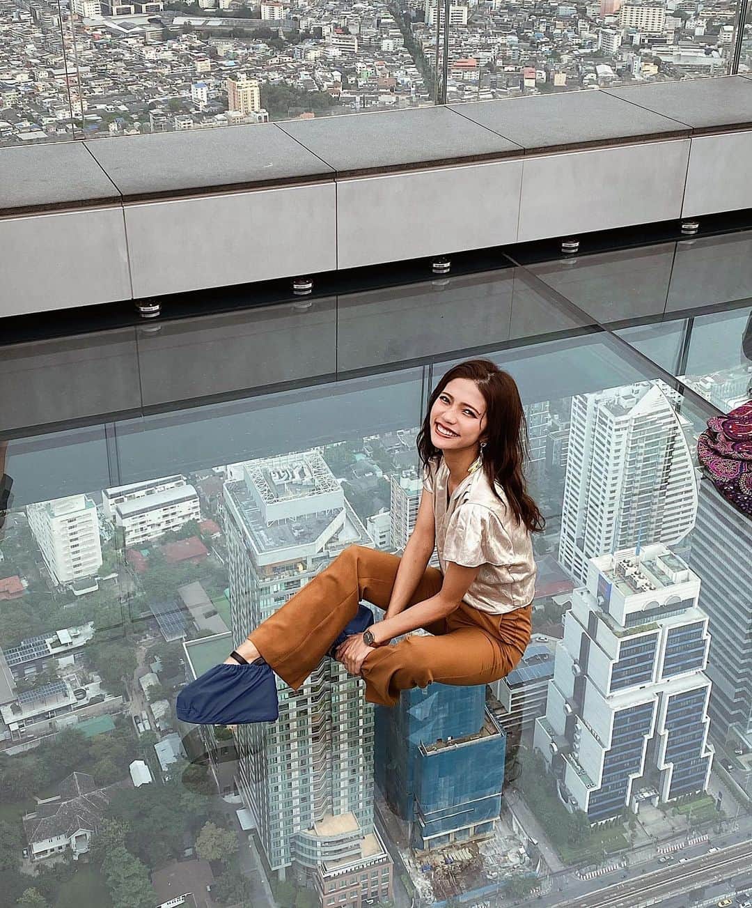 Marika Kajiwaraさんのインスタグラム写真 - (Marika KajiwaraInstagram)「Mahanakhon skywalk 🏙♥︎ スワイプしてね▷▶︎▷ ＊ 前行けなくて行きたかった マハナコンスカイウォークへ☁️ ＊ タイで1番高いビルの屋上(78階)の 一部の床がガラスでできてるの！ 靴にカバーつけて入るんやけど 最初ちょっとびびった😂 ＊ でも高いところ大好きなので 慣れたら平気だったよ🙆🏻‍♀️ ＊ 景色がすっごく綺麗で 気持ちよかった〜💓 ＊ ＊ ＊ #mahanakhonskywalk #kingpowermahanakhon #タイ #バンコク #バンコク旅行 #旅行 #女子旅 #タビジョ #trip #tabijyo #tabimuse #traveler #instagood #marika_trip」10月4日 12時28分 - marika__kw