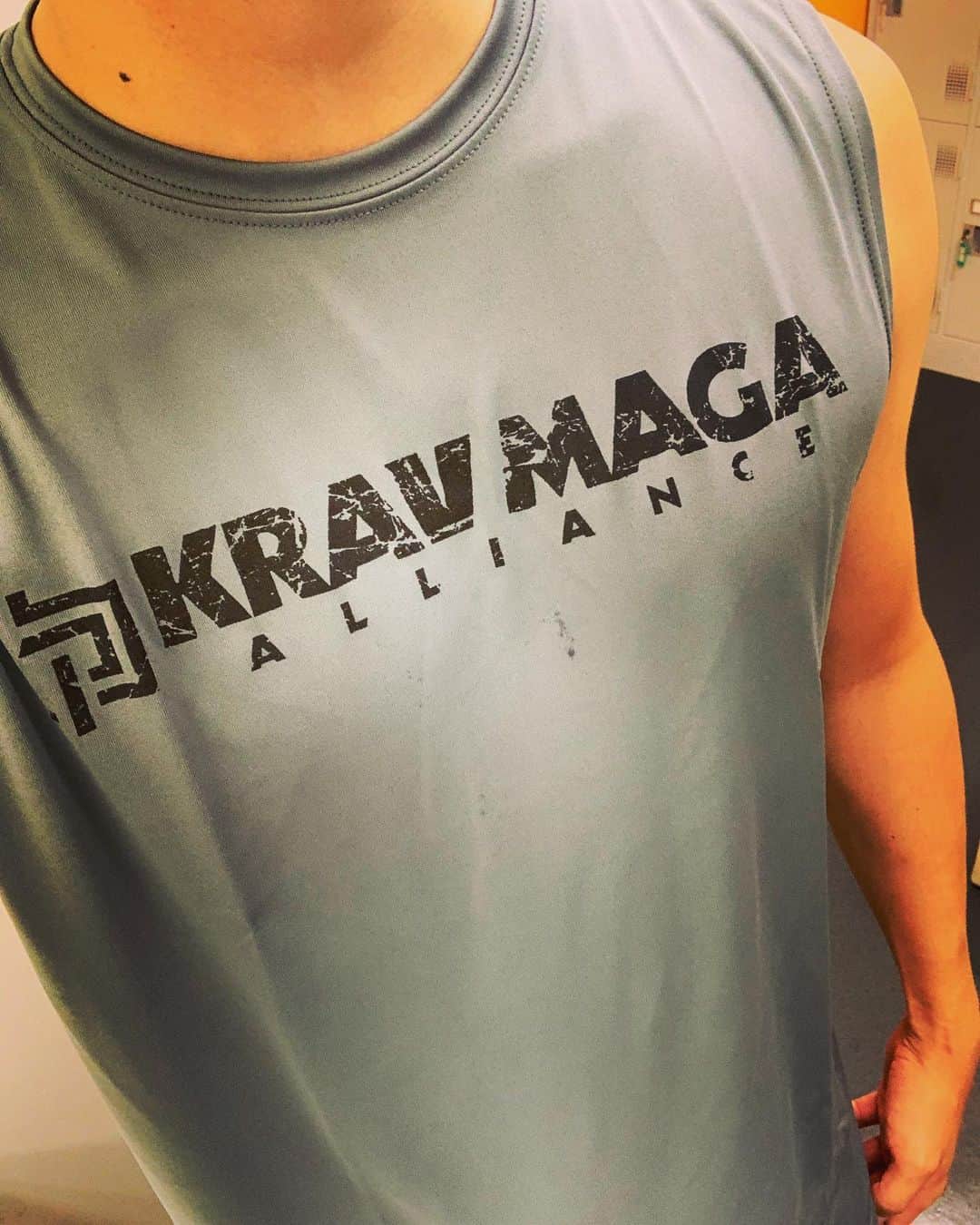 長田成哉のインスタグラム：「ジムでTシャツセールしてたから買ったら、まさかのノースリーブだったけどこれはこれで気に入ったからそのまま着てトレーニングします。笑 #kravmaga #gym #workout」