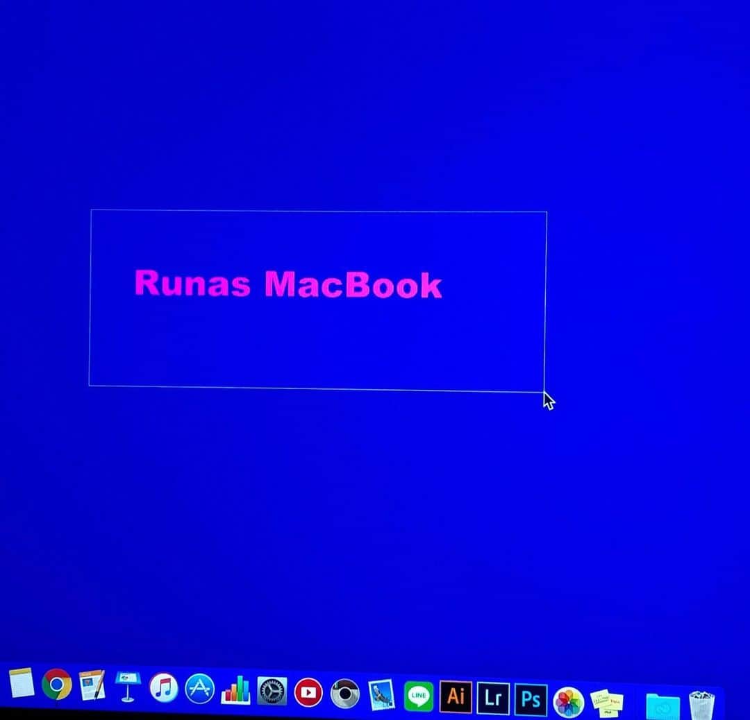 相羽瑠奈さんのインスタグラム写真 - (相羽瑠奈Instagram)「DESKTOP 🖥🔵💕 背景見えなくなるくらいファイルと画像で埋まってたんだけど整理したらパソコン開いたときの視界が爽快すぎて気持ちいい。。ついでにデスクトップ画像作った。18から使ってる、わたしのMacbookちゃん😚 #macbook」10月4日 12時33分 - rone.runa