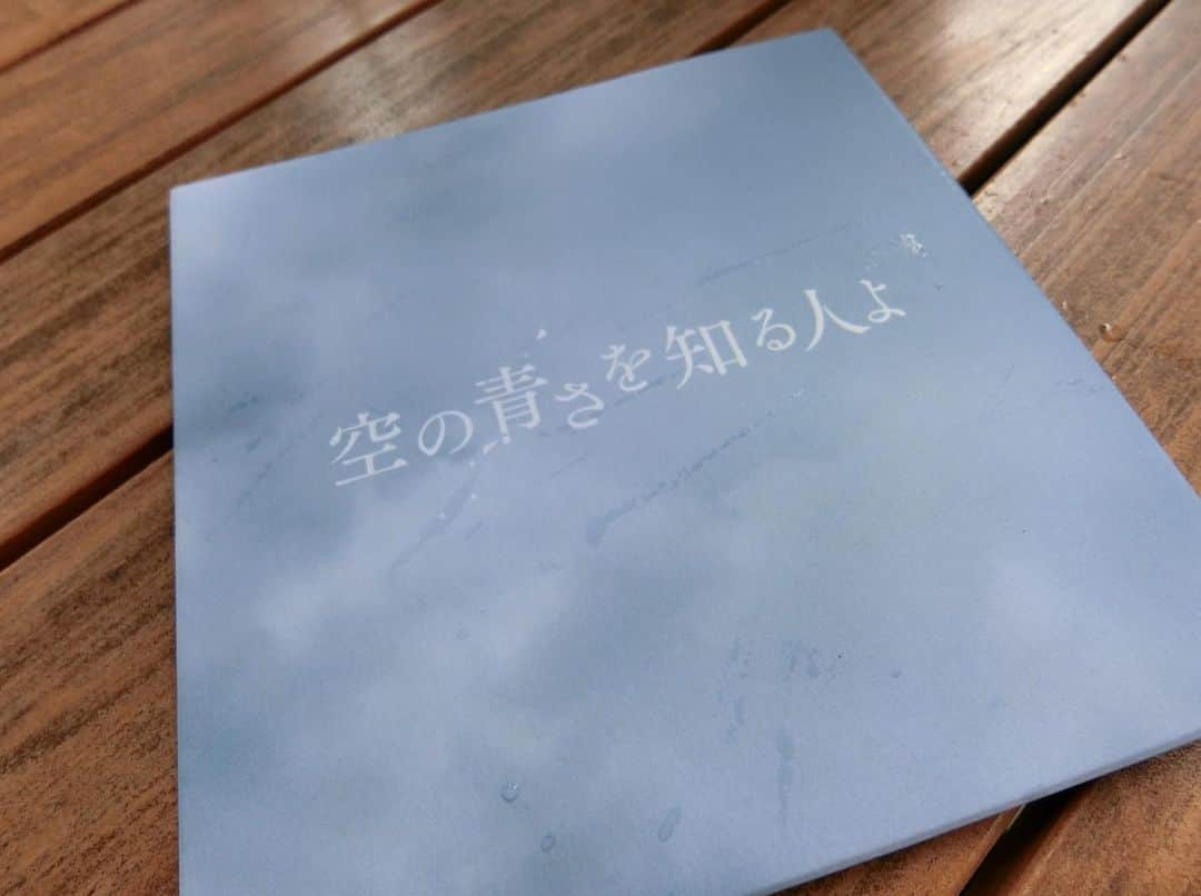 東紗友美さんのインスタグラム写真 - (東紗友美Instagram)「まだ可能性でいっぱいだった高校生の頃のわたしが、 今のわたしを見て。 この大人になら、なっても良いと思えるように生きれてるか。 「ダサいやつだ、 こんな大人になるのはごめんだ」 そう、昔のわたしから思われないように。 今を歩めているのか。 これを一つの人生の基準にしよう。時々振り返ろう。 絶対に観たかった映画。 もう素晴らしくて、ウルウル。 誰にかは、わからない。 でも、頑張り続けることを調教されてきたように思う瞬間もあって。 いつからか、それが当たり前になって。 時々、私の真上に広がると空の美しさも忘れてしまいそうになるけれど。 常に、前だけ観なくても良いんだと思わせてくれる映画でした。 #空の青さを知る人よ 10.11公開の長井龍雪監督最新作。 ふぁー、よかった。 ・ ・ ・ 長井龍雪監督といえば、あの花、ここさけ、そしてわたしにとっては何と言っても永遠の恋人オルガイツカ様と出会えた#機動戦士ガンダム鉄血のオルフェンズ ！！！ 格別に好きな物語を世の中に送り出してる長井龍雪氏。 帰宅後は久しぶりに #survivor #raiseyourflag  #オルフェンズの涙 を聞きまくってアゲアゲ（死語ですか？これは）で家事したらいつもよりも台所がピカピカになっちゃった！ 映画は生きる力になる、と確信した体験。 ああ、今日も空は青い。 ・ ・ 知りたかった。 伝えたかった。 忘れたかった。 信じたかった。 4つの想いが交差する。 #空の青さを知る人よ  是非！ #映画 #あの花 #ここさけ #長井龍雪 #岡田麿里 #吉岡里帆 #吉沢亮 #アニメ映画 #映画好きな人と繋がりたい  @soraaoproject」10月4日 12時36分 - higashisayumi