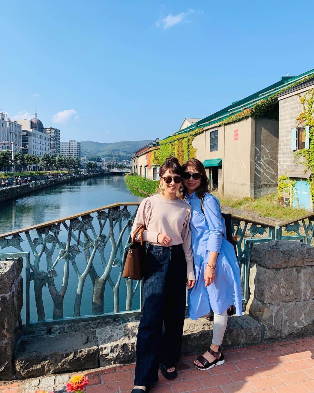 糸数美樹のインスタグラム：「ほほほっかいどー2 #小樽からの定山渓温泉日帰り #かっぱライナーでの旅 #8枚目はへっぴり腰の美江子 #ジンギスカンも美味しかった #足湯もしたよ #みきとにー」