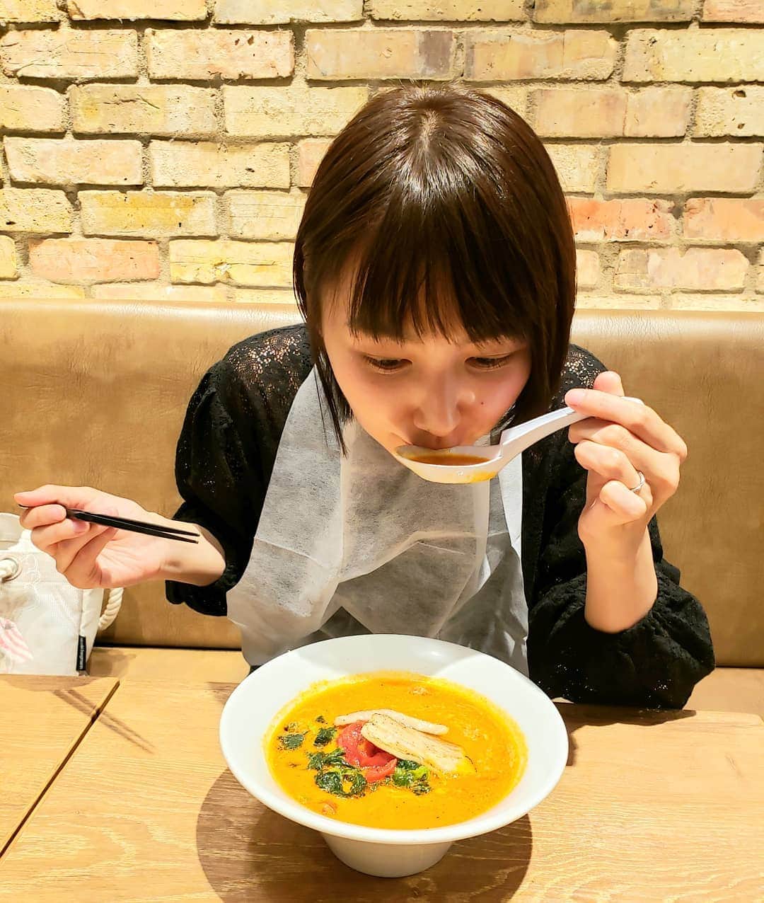橋本真衣のインスタグラム：「. また食べてる🍅 . . #ラーメンあうわ#トマトラーメン#福岡空港#トマトラーメンが一番好きかもしれない#味噌に勝ちそう」