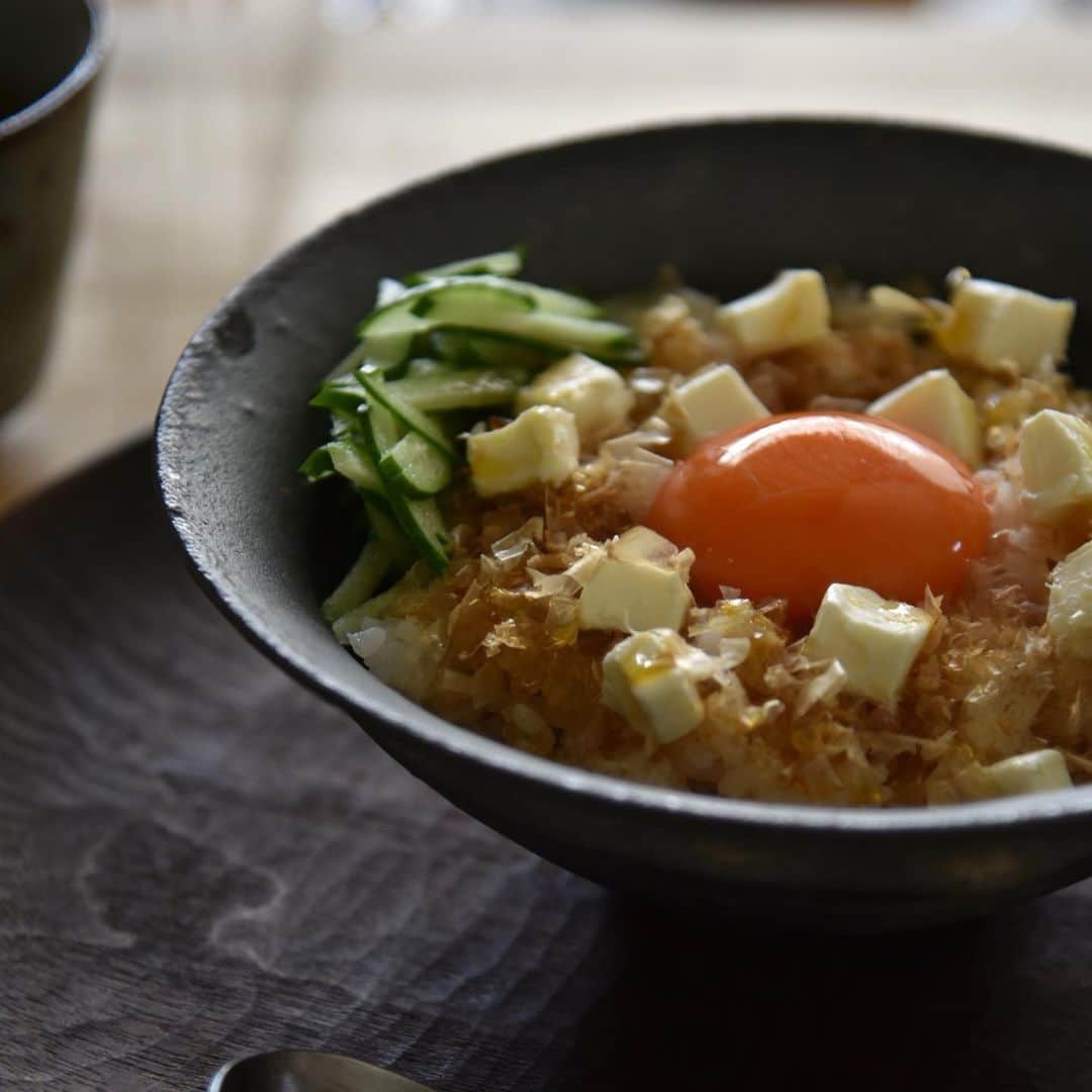 のインスタグラム：「かつお節とクリームチーズの卵かけご飯😋 ・ チーズとかつお節のおにぎりが好きな子ども達。 きっと好きだろうと作ってみたら、やっぱり大好評でした😆 ・ 味付けは洋風に✨ ・ トローリ美味しい絶品アレンジ♥️ ・ レシピはブログでご紹介しています。 @mi1341 ←プロフィールのURLからブログへ飛べます。 ・ 是非ご覧頂けたら嬉しいです☺️ ・ #めがねとかもめと北欧暮らし#朝のせごはん#朝ごはん#朝食#簡単レシピ#ズボラ飯#卵かけご飯#TKG#cooking#cookingram ・」