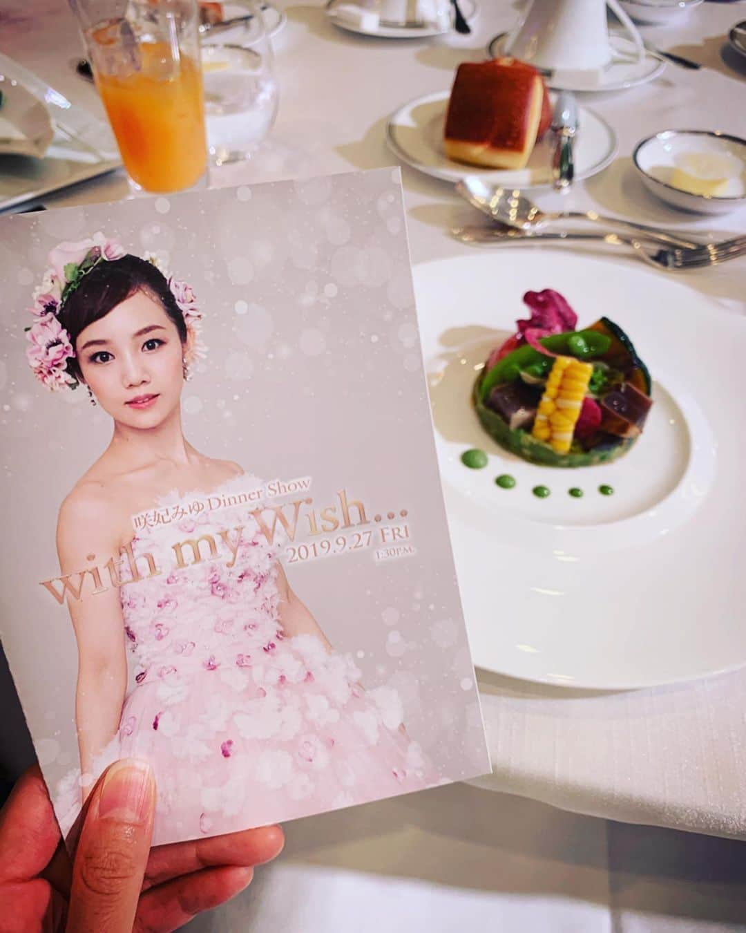 朝風れいさんのインスタグラム写真 - (朝風れいInstagram)「“with my Wish…” ・ ・ もう一週間も前ですが、ゆうみ姫のディナーショー🎤🍽に行って参りました✨ ・ ・ 期待してた通り…いや、それ以上に、色々なゆうみを見ることが出来た❤️ ・ ・ ゆうみの心の美しさがそのまま声になって届いてきて…その歌声は心地良くて、幸せで、温かい気持ちになって…。一曲一曲ゆうみが違う世界に連れて行ってくれた✨ 客席の皆で、その時間を共有する空気感も、またとても素敵なものでした‪‪(൦◟̆◞̆൦)♡‧˚₊*̥ ・ ・ 単純な言葉で申し訳ないけど、本っっ当に可愛いわ😂😭🤣 ゆうみの今後も、とっても楽しみです❤️❤️ ・ ・ ・ #withmywish #ディナーショー #ゆうみ #咲妃みゆ」10月4日 13時00分 - rei.wd