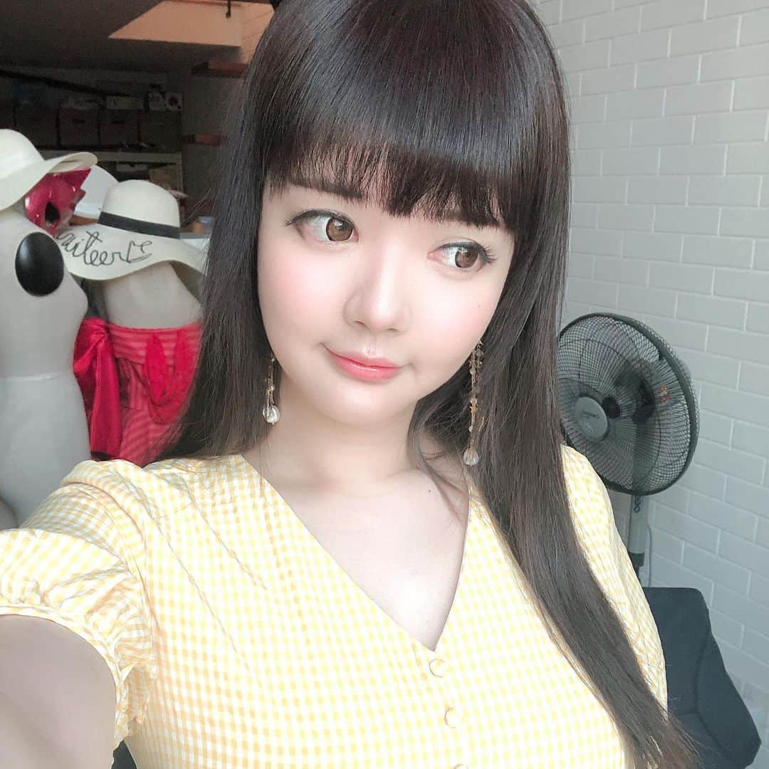 YingTzeさんのインスタグラム写真 - (YingTzeInstagram)「Yesterday’s selfies. Feeling more excited nowadays when there is event because I have dresses , long hair and earrings. 🤣 _ It all started with wanting to wear pretty earrings , then I thought “ sigh I don’t think my short hair looks good with long dangling earrings “. So I got hair extensions ~ then pretty dresses to match the hair & earrings. 👏🏻 _ Dresses covers the parts that I don’t like about my body so it’s my fav clothing now ! ( my huge thighs )😎❤️ #blessed #girlwithlonghair」10月4日 13時05分 - yingtze