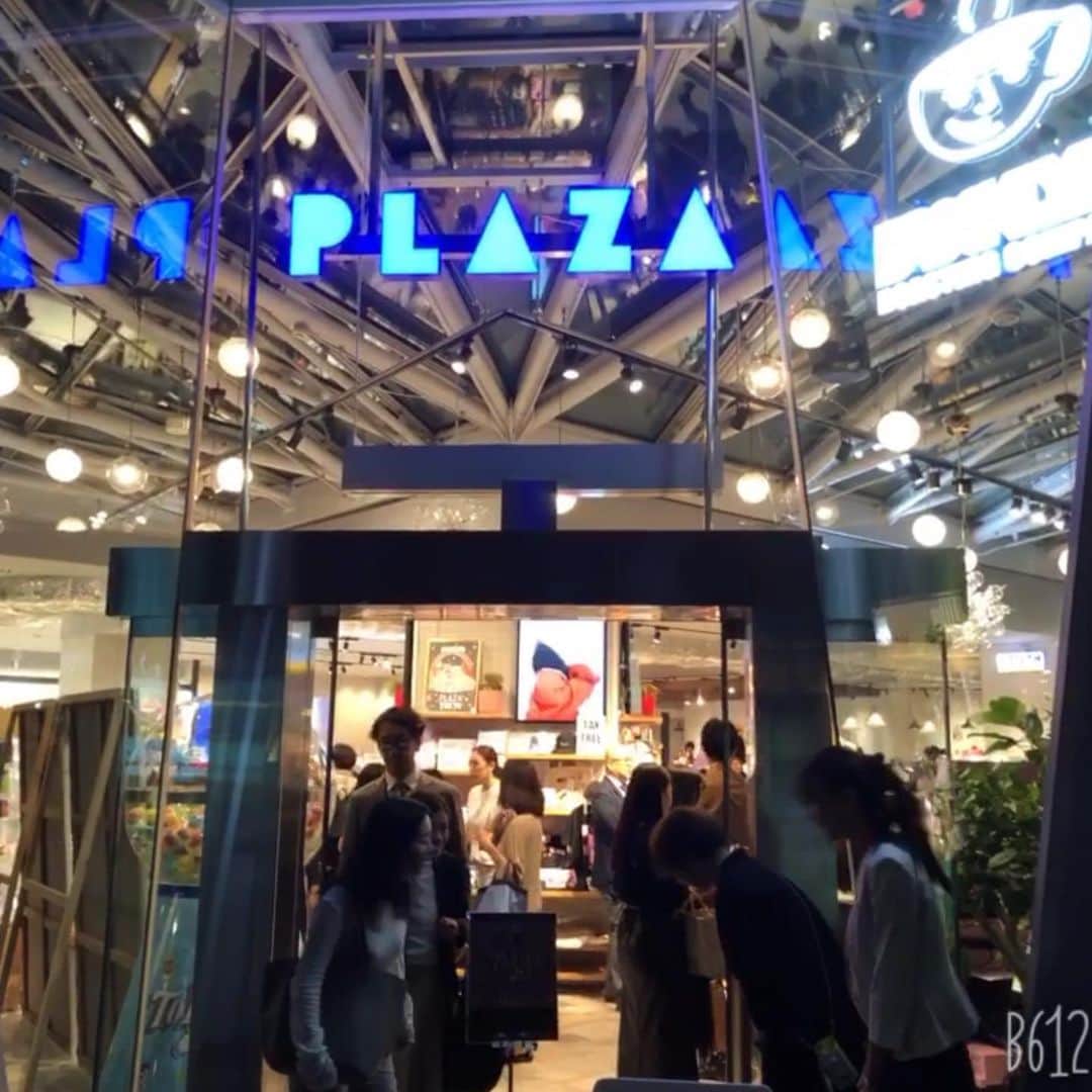 山下莉奈さんのインスタグラム写真 - (山下莉奈Instagram)「#plaza東京店 今日10/4からオープンです💕 昨日レセプションパーティーに行ってきました✨ ケース可愛かったからお買い物しちゃった💓 plazaには珍しく？カフェも入ってるからのんびりお買い物してお茶したり出来そうです🙆‍♀️✨席もあるよ✨ 東京国際フォーラムのシェイクシャックの並びにオープンしてました✨  #plaza東京店 #東京国際フォーラム」10月4日 13時25分 - rinayamashita