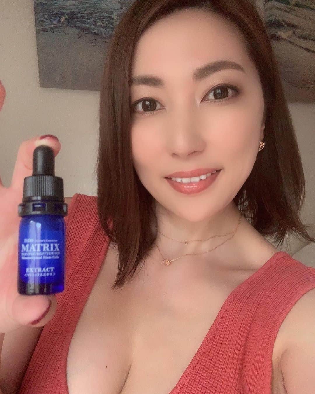 のインスタグラム：「間葉系幹細胞培養上清をはじめ、﻿ 独自のマトリックス成分配合をした、﻿ MATRIXエキス(美容液) 【 @itec_official_ 】を使ってみました✨﻿ ﻿ 加齢によって徐々に減少していく、﻿ 肌の弾力、ハリに直接アプローチすることで、﻿ 肌が本来持っている「美しくなろう」とする力を引きだします😊✨﻿ ﻿ そしてなんと、MATRIXエキスに使用している幹細胞培養液は日本で完全培養を行なっていて、厳格な安全基準を満たしています🙆‍♀️﻿ ﻿ 使用感は、テクスチャーはサラッとしているけど、つけた瞬間スッと染み込んで、肌はしっとり。と、言う感じ∩^ω^∩﻿ ﻿ わたしは、使用してすぐにお肌のもちもち感が感じられたよ😊﻿ 続けていけば、もっとお肌が元気になりそう〜∩^ω^∩﻿ ﻿ #MATRIXエキス﻿ #マトリックスエキス﻿ #美容液﻿ #pr﻿ ﻿#みれいンフルエンサー #インフルエンサー」