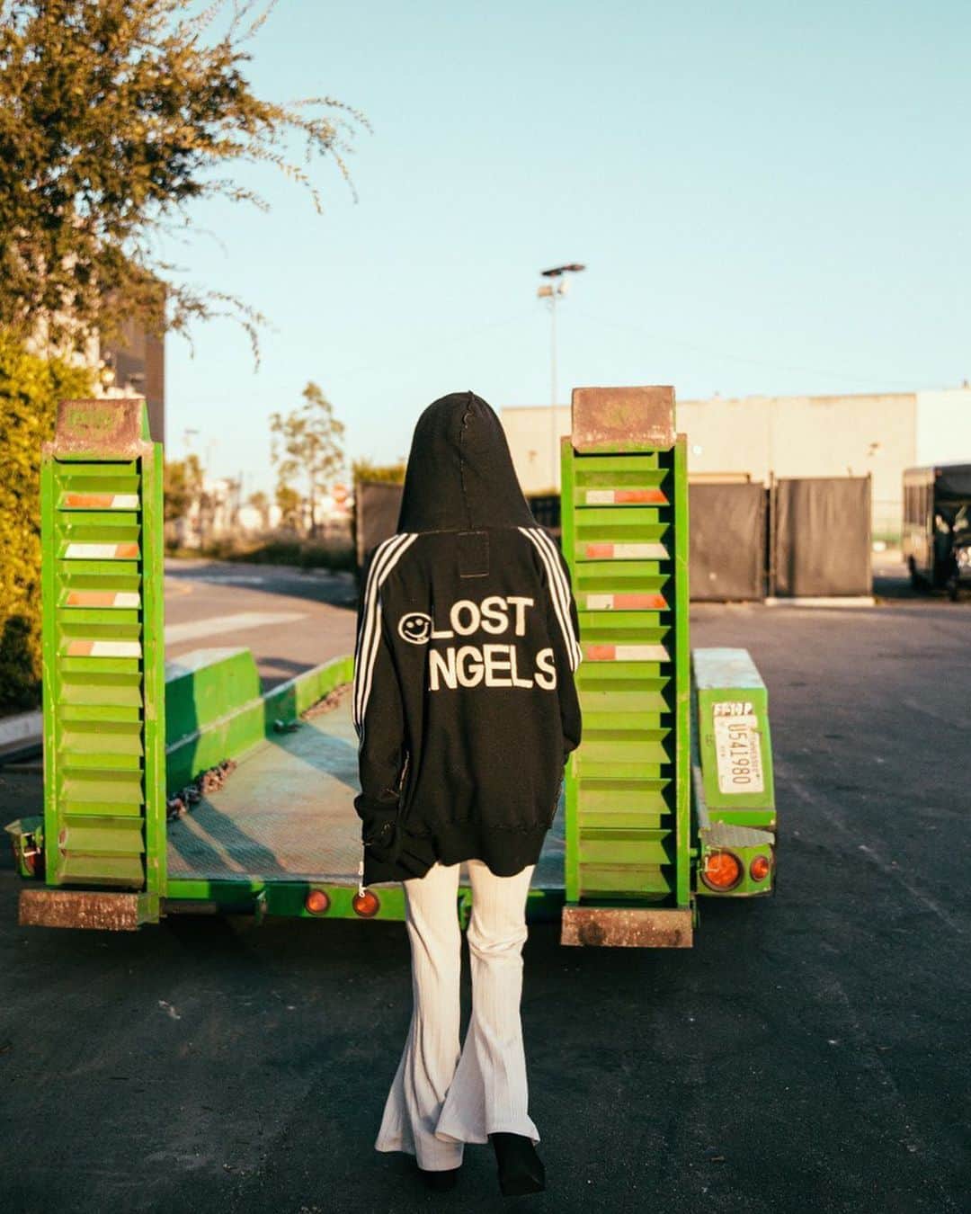 MARISのインスタグラム：「Lost angels 👼 nah lost passport in angels 😂 but I am getting new one!! No worries ❤️ Every thing is gonna be good , better and the best evetually🌹 【Tough times bring opportunity】 This is my word 🌹#ピンチはチャンス 今悩んでる子、ピンチな子、それってチャンスだし、チャンスにしちゃえばいい❤️(これは両親がいつもなんかある度に言ってくれて育ててくれた言葉でその言葉でいっぱい成長した！)・ この言葉で、何かあっても、焦らず行動できるようになった気がする。(今でも最初はめっちゃ焦るけど、すーぐ取り戻してポジティブになれたって意味ね🤣)だからパスポート無くしても凹んだのは2秒ですんだ！ Hoodie : @alovemovement ❤️ このフーディーはカシミヤで、軽いし気持ちいいし最高なの！今回 @alovemovement のてつさんにLAで会って、たくさん話してもっと好きになったブランド😍 手作りでカスタムしてくれるんだ❤️ 今回このフーディーにわっぺんを2つ追加してもらったんだけど、余裕ができたら次回のLAで新しいのをgetするつもりー❤️ 特に飛行機には最適✈︎✈︎✈︎」