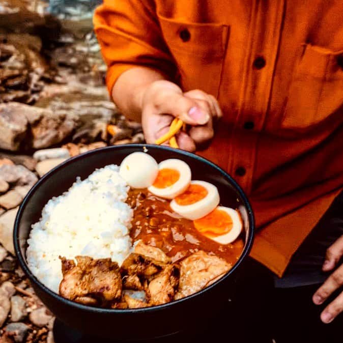 ダイスケさんのインスタグラム写真 - (ダイスケInstagram)「今週は沢歩き@栃木県 「スッカンブルー」と呼ばれる綺麗な青色のすっかん沢に行ってきました。 雰囲気はシダが生い茂っていて大きな岩がごろごろしててジュラ感強め！ そして蛇がいたり脚の長いクモがいたり猿が山から見下ろしていたり鹿の親子が横切ったりとアニマル遭遇率も高めでした。(熊もいるらしい!!) メインの雄飛の滝にたどりつくまでに道をはずれてしまい中々の岩場を歩きまくって感じたこと、  しっかりした靴が欲しい！！ ピレニーズ一本でやってきたぼくの登山&ハイクですが、近いうちにずっと行きたかった、作ってもらいたかったレジェンド登山靴屋さんに行ってみたいと思います。  #スッカン沢 #栃木県 #スッカンブルー #雄飛の滝 #お昼ごはんはタンドリーチキンのせカレー #だんだん日の入り時間が早くなってきてるから気をつけないとね #外遊び #冬のスッカン沢は氷の世界らしい #いってみたい #ダイスケ #旅」10月4日 13時44分 - daisukekatayama_official