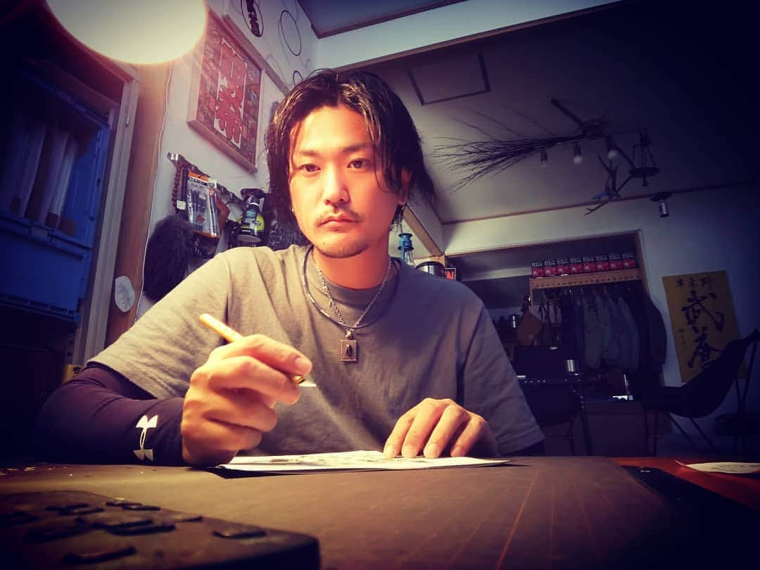 青木文明さんのインスタグラム写真 - (青木文明Instagram)「朝早くから切り始めすぎた…  #方針状態 #右目ピクピク #早朝スタート #充電切れ  ーーーーーーーーーーーーーーーーーーーーーー #Atelier武蒼（アトリエムソウ） #切絵師 #切り絵 #作家 #男 #九州 #鹿児島 #いちき串木野  #お祝い #開店祝い #命名 #出産祝い #結婚祝い #結婚式ウェルカムボード #オーダーメイド #結婚 #ウェルカムボード  #design #art #手 #手仕事 #手作業 #職人 #現代アート  #日本 #japan」10月4日 14時11分 - musou23