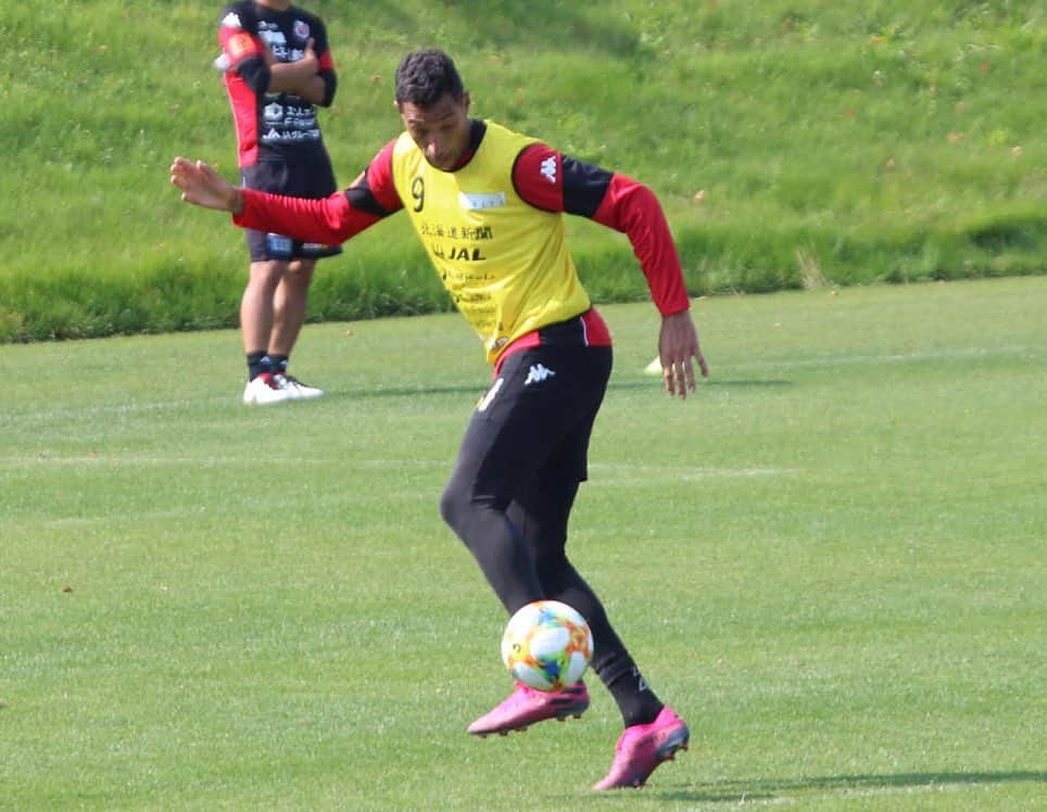 ジェイ・ボスロイドさんのインスタグラム写真 - (ジェイ・ボスロイドInstagram)「We had a Hard week training in preparation for our 1st of 3 consecutive games against @gambaosaka_official  Hardwork,belief and togetherness can make us victorious, come on @hokkaido_consadole_sapporo let’s do this 👊🏽 #consadole#team#together#win#belief#determination#striveforgreatness#blessed#hardwork#dedication#soccer#football#training#japan#jleague#adidas#adidastokyo」10月4日 14時12分 - jaybothroyd