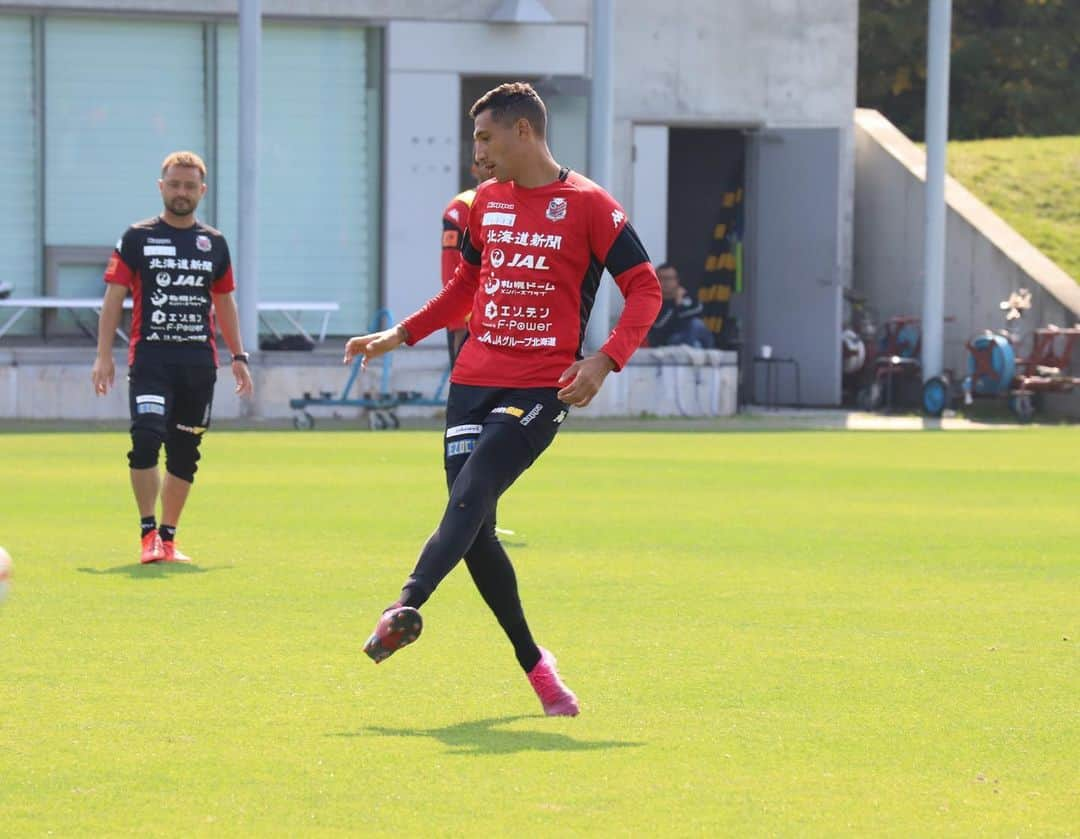 ジェイ・ボスロイドさんのインスタグラム写真 - (ジェイ・ボスロイドInstagram)「We had a Hard week training in preparation for our 1st of 3 consecutive games against @gambaosaka_official  Hardwork,belief and togetherness can make us victorious, come on @hokkaido_consadole_sapporo let’s do this 👊🏽 #consadole#team#together#win#belief#determination#striveforgreatness#blessed#hardwork#dedication#soccer#football#training#japan#jleague#adidas#adidastokyo」10月4日 14時12分 - jaybothroyd