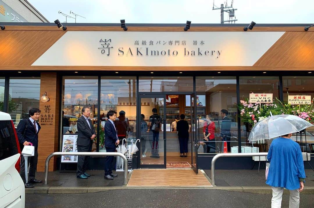 Sayaka.Mさんのインスタグラム写真 - (Sayaka.MInstagram)「. 今日は明日openの高級食パン専門店に マザーモデルとして招待していただき 嵜本さんに行ってきました🥰❣️ . 店内パンのいい香りに包まれていて それを嗅いだだけでお腹空いちゃう✨ . 極美ナチュラル食パン(卵、乳不使用) 極生ミルクバター食パン(卵不使用) . 北海道バター おすすめのピスタチオパールというジャム ゴマのジャム レモンのジャム をチョイス🙌 . ジャムも沢山種類がありました . しっとり柔らかく、甘みがあり何にでも合わせやすい、毎朝プチ贅沢で幸せなひと時を送れる😚❤️ 早速帰りに購入して帰りました . お土産にもらっても嬉しい一枚切りでパックされたタイプは、会社への差し入れや、一人暮らしの方はそのまま冷凍したりもできるかおススメ👍 . 前面駐車場なのも嬉しい〜✨ 車で来ても安心ですよ . 高級食パン専門店「嵜本」（さきもと） 札幌南13条店 （北海道1号店） . 札幌市中央区南13条西15丁目2−3 @shokupan_sakimoto . =============== 私の食べ歩きの記録は Gourmet food information 제 외식기록 ↓↓↓ #sayaka動画 =============== . #高級食パン嵜本 #食パン #嵜本 #高級食パン #嵜本ベーカリーカフェ #札幌ママ #北海道ママ #札幌グルメ #札幌食べ歩き #札幌 #札幌市 #札幌市中央区 #札幌パン #パン部 #さっぽろ #札幌カフェ #sapporo #北海道グルメ #ママが輝けばマチが輝く #mother_sapporo #japanesegirl #japanesefood #パン屋巡り #パン好き #パン部 #パン大好き #食パン専門店 #食パン大好き #食パン好きな人と繋がりたい」10月4日 14時18分 - insta.sayaka