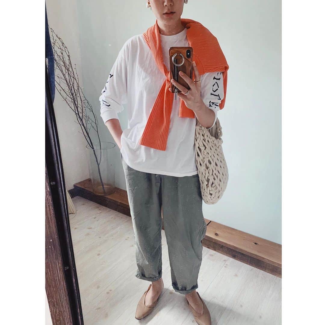 ジュジュのインスタグラム：「問い合わせ頂いてたstyle載せときます✍️ . そーですよね。 解ります。 今の時期の服、迷いますよね... . 特に子供とお出かけしなあかんお母ちゃんは無理した秋服も着られないしね。 . 肩がけに秋を。 おススメです。笑 . #mama#boysmama#girlsmmama #授乳服coordinate #mamacoordinate#hrkフク  #サイズ間違えて再投稿✍️」