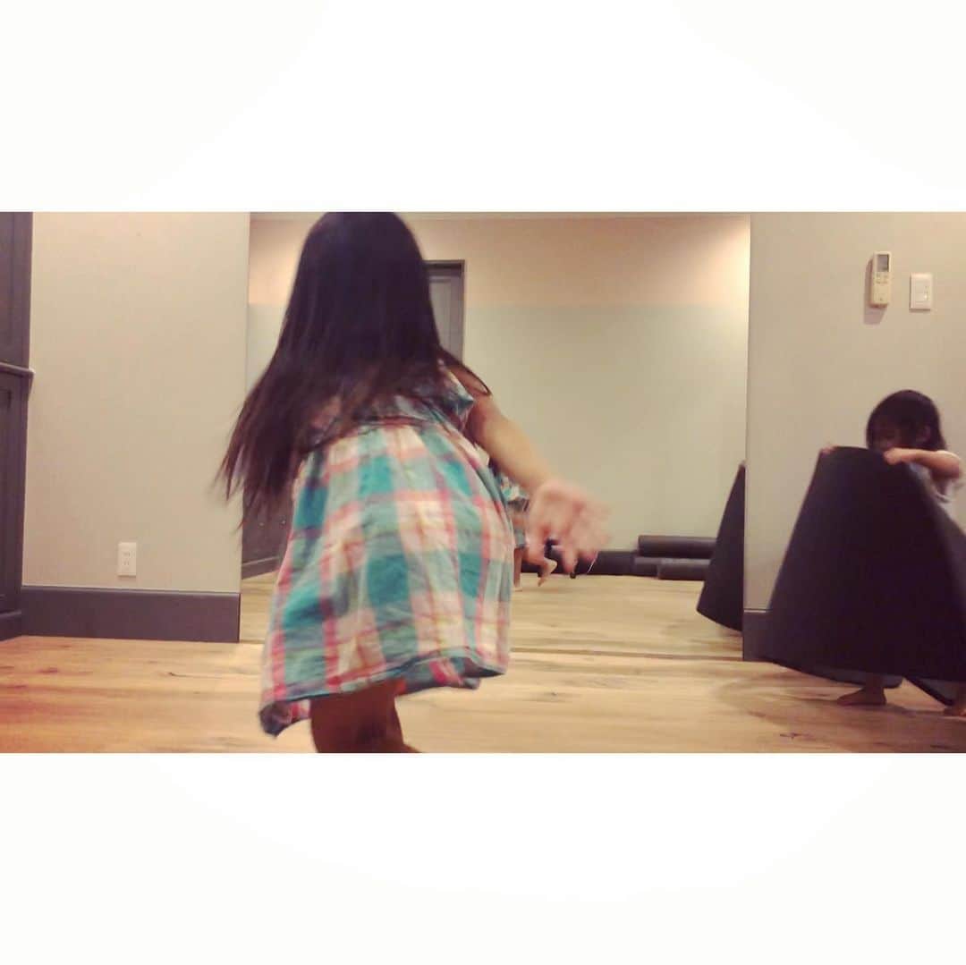 優木まおみさんのインスタグラム写真 - (優木まおみInstagram)「ダンスダンスダンス！  長女は踊るのが大好き😘  次女はーーー  よくわかんないけど、毎日楽しそうにしてます。  #ピラティスルーム #ダンス」10月4日 14時21分 - yukimaomi