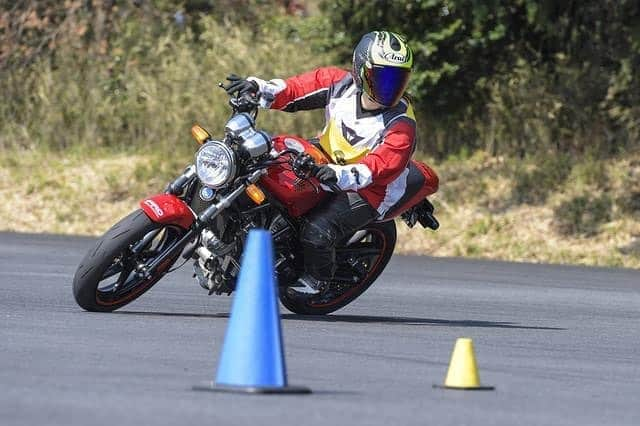 平嶋夏海さんのインスタグラム写真 - (平嶋夏海Instagram)「#ジムカーナ #モトジムカーナ #バイク女子 #平嶋二輪 #motogymkhana #gymkhana #vtr250」10月4日 14時24分 - natsuminsta528