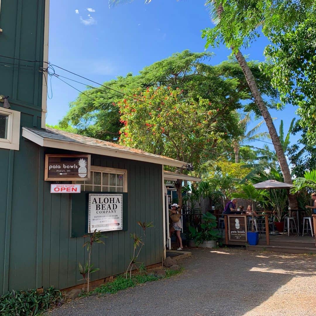 高松いくさんのインスタグラム写真 - (高松いくInstagram)「マウイ島Paiaにある 『PaiaBowls』 Instagramで見て絶対行きたい！っと思っていた 念願のブルーボール✨  5感で美味しかった！ 解放された店内を照らす 太陽の光と風、そのHawaiiらしいカラフルな色から、まず見た目で美味しいし、 受け取った瞬間から、 Hawaiiの良さをおすそわけしてもらった感じ🌺 Maui島らしいといえるのかな、 ホノルルよりも更にのんびりとした時間が流れ、 ローカル感が落ち着く。 もちろん味は、ブルーだからといって独特な味では無く、ナチュラルで、当たり前のように美味しい。  車が通る道から、奥まったところにお店があり、静かな木陰でくつろげる空間。 スムージーもいろいろメニューがあって気になるものばかり。 今度は何色のMauiを味わえるか楽しみ😋  #maui #paia #paiabowls #food #trip  #fruit #vitamincolor #hawaii #sea #sky #blue」10月4日 23時53分 - iku_takamatsu_trip_sup_yoga