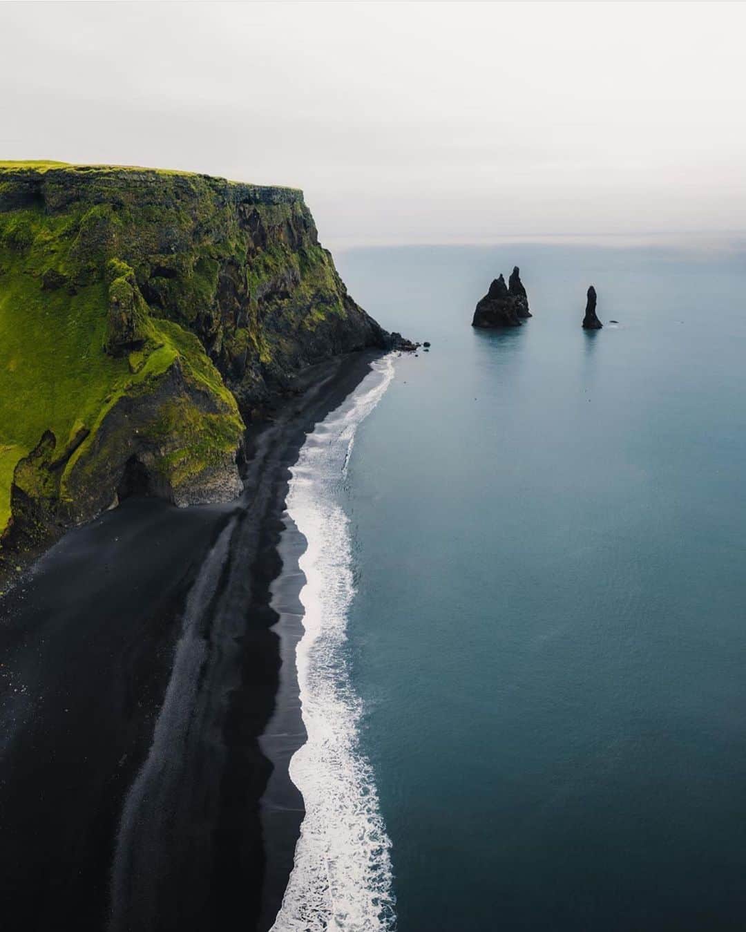 Earth Picsさんのインスタグラム写真 - (Earth PicsInstagram)「Mornings in Iceland 🇮🇸 by @christoph_schramm」10月4日 23時57分 - earthpix