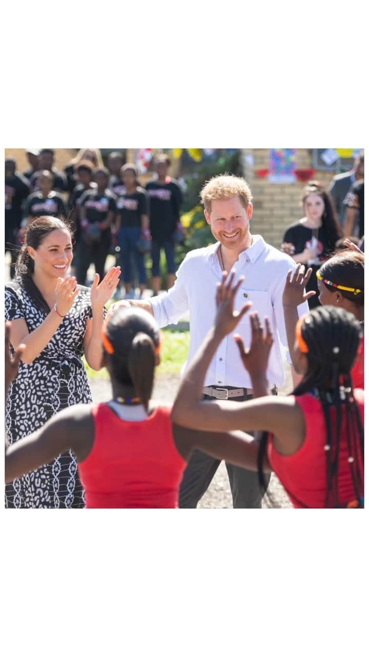 英ヘンリー王子夫妻のインスタグラム：「has come to an end, but The Duke and Duchess have had the opportunity to look back on an incredible 10 days through South Africa, Botswana, Angola and Malawi. Thank you for following along!  Their Royal Highness’s journey took them 15,000 miles across southern Africa where they we’re greeted by so many amazing people along the way. They witnessed the great partnership between the UK and Africa, met local community groups, leaders, and youth and elders, who all imparted knowledge and inspiration.  On their final day of the tour, The Duchess said: “Please know that you have all given us so much inspiration, so much hope - and above all, you have given us joy.” • During their tour, The Duke and Duchess unveiled three new Queens Commonwealth Canopy projects, protecting forests and planting trees, and worked with the British Government to announce investment of £8m in technology and skills in the region. The Duke traveled to Angola to focus on the ongoing mission to rid the world of landmines, an extension of the work that was pioneered by his mother, Diana, Princess of Wales.  The Duchess announced gender grants from the Association of Commonwealth Universities to improve access to higher education for women, as well as four scholarships for students studying across the commonwealth. Throughout this trip they were able to join an important and essential conversation about the rights of women and girls - not isolated to Southern Africa, but also globally.  Throughout this visit, The Duke and Duchess were struck by the spirit and generosity from every community they visited.  Speaking to young entrepreneurs in Tembisa, a township in Johannesburg, The Duke said: “As I raise my own son, I want to make sure that what I’ve learned here – the value of the natural world, the value of community and friendship – is something that I can pass on to him.” • Thank you to everyone who supported from afar, and those who have followed along the way! We hope you enjoy this wrap up video to the tune of a wonderful song by The Soweto Gospel Choir, a favourite of The Duke and Duchess.  Video ©️ SussexRoyal」