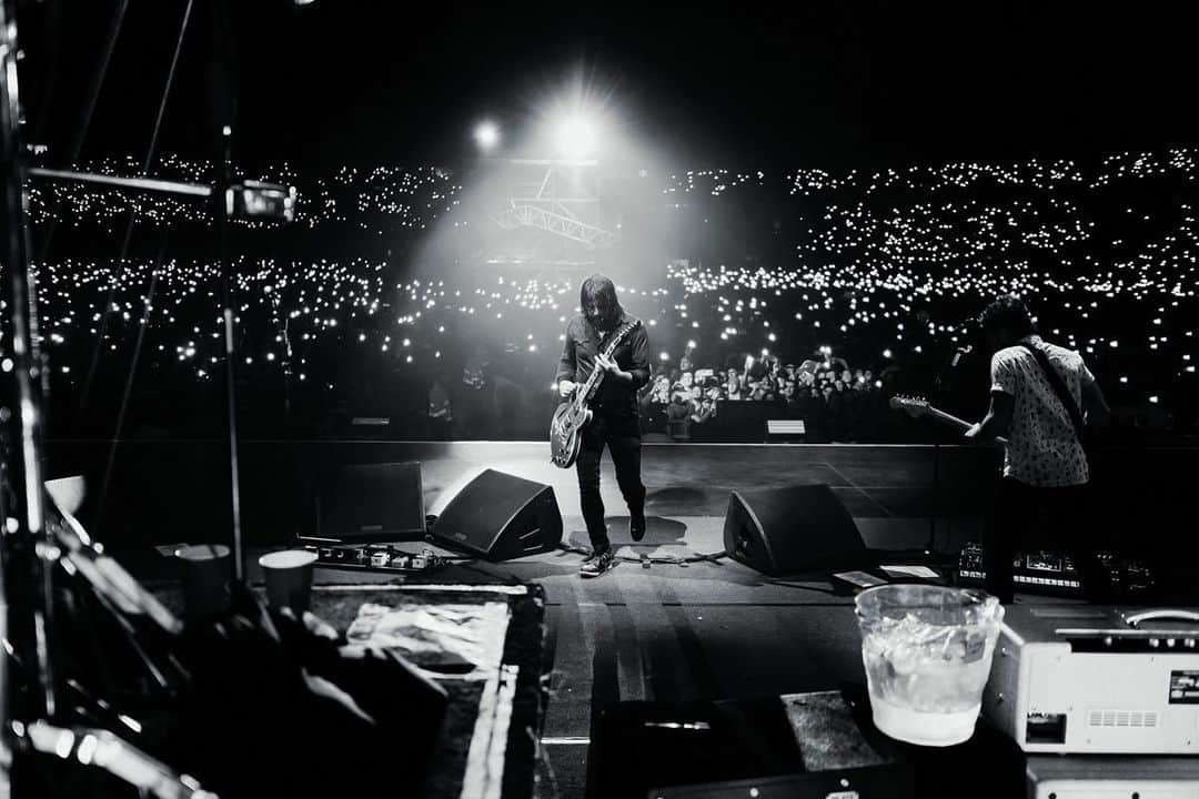フー・ファイターズのインスタグラム：「🇨🇷 COSTA RICA 🇨🇷 ARE YOU READY??? . ESTADIO NACIONAL TONIGHT 🎟 Link in bio. . 3:00PM  DOORS OPEN 6:00PM  @weezer  7:30PM  #FOOFIGHTERS . 📷: @scarlet_bucket」