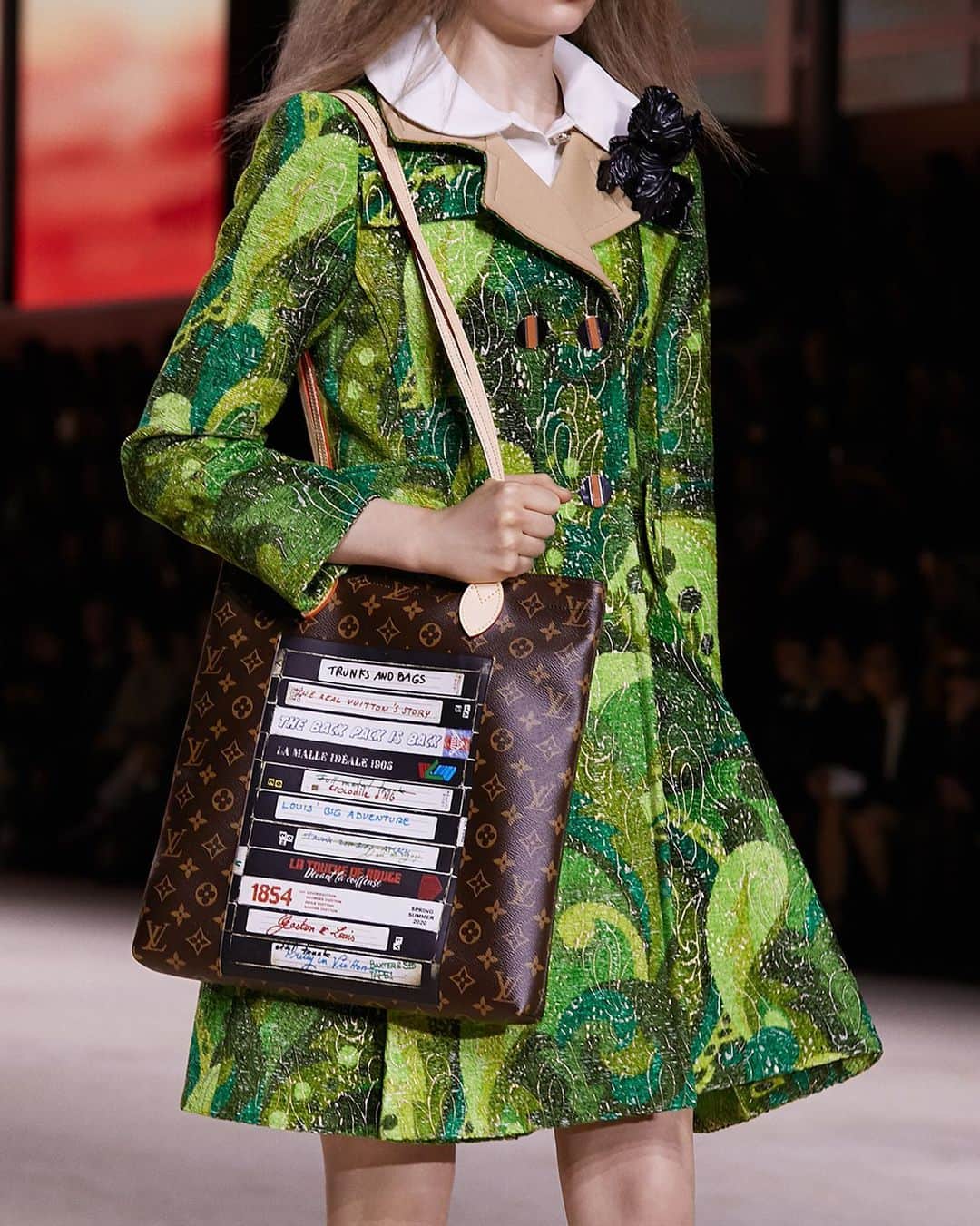 ルイ・ヴィトンさんのインスタグラム写真 - (ルイ・ヴィトンInstagram)「#LVSS20 Era hopping. A printed Monogram Carry It bag from @NicolasGhesquiere’s latest #LouisVuitton Collection. See more from the fashion show at louisvuitton.com」10月5日 0時32分 - louisvuitton