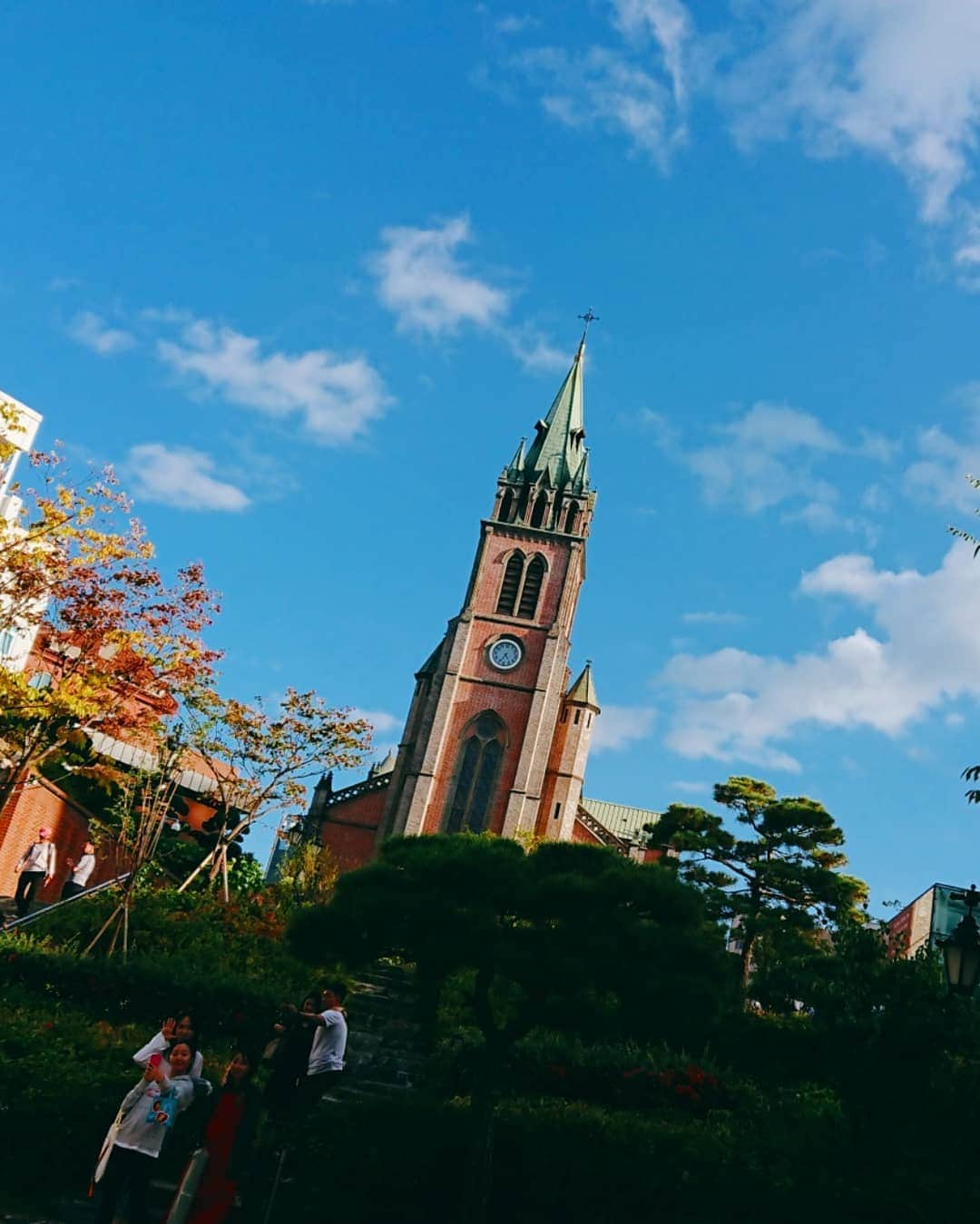 空野青空さんのインスタグラム写真 - (空野青空Instagram)「. . ハリーポッター感がものすごいっ 素敵な建物を発見したよ〜👀 . . 明洞、なんでもありすぎてたのし〜！！ごはんもうまうまだし、おでぶになりそう…(´;ω;) ぴえええ。 おでぶになってもいいかい？？🥺✨ . . . #明洞聖堂 #ソウル #韓国 #korea #聖堂 #明洞 #夕陽 #夕日 #얼짱 #あおべべ #fun #GRL #グレイル #リュック #Qoo10 #黒マスク #aonyan #aoneko #空野青空 #あおにゃん #幸薄感ちゃん #初号機ボディ #海外旅行 #韓国旅行 #韓国女子旅 #社員旅行 #ハリーポッター #ではない」10月5日 0時32分 - ao__sky