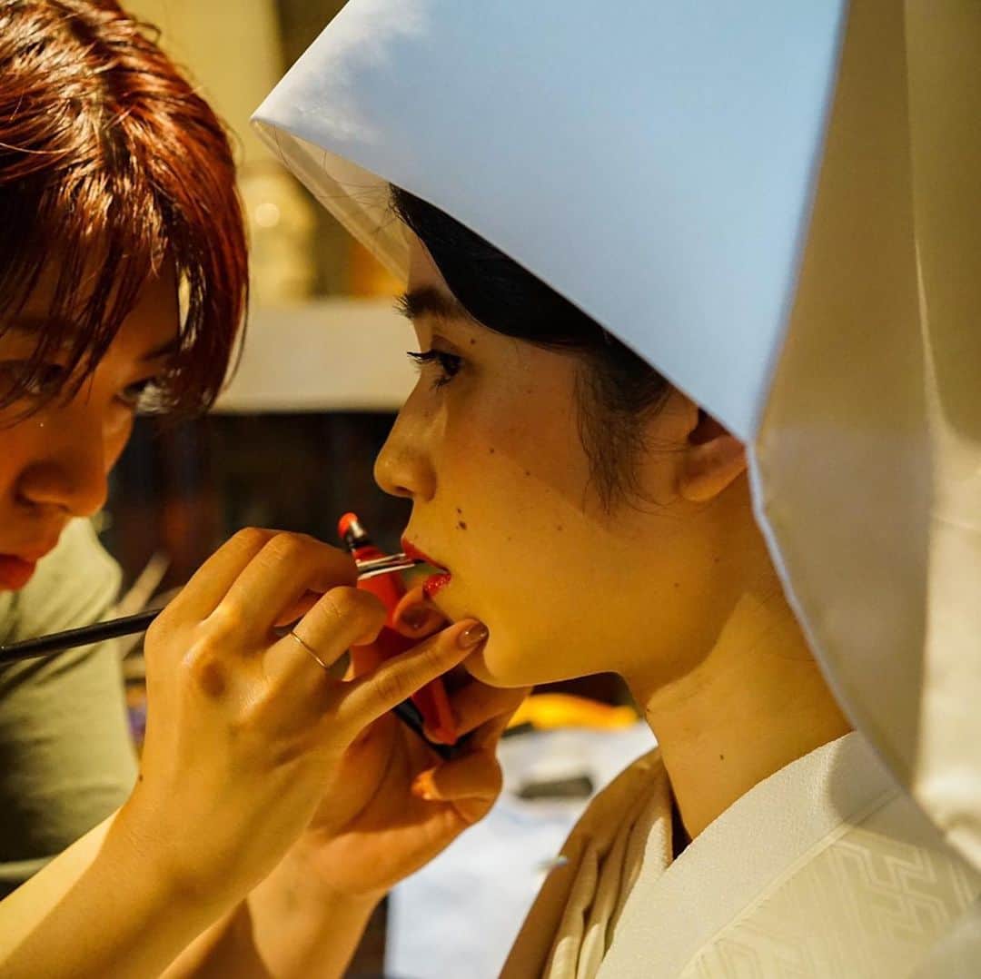 小松美緒のインスタグラム：「@yuri.h__  大好きなゆりちゃんの結婚式  hair @komatsumio  make @balloontoyo__  トヨと共同作業させていただきました。  happyで楽しくて、  深く思い出に残るお仕事をまだひとつさせてもらえました。  この写真、トヨ、いーい顔してる。かっこよかった、頼もしかった！  本当にステキな夫婦で、もう家族みたいな気持ち♡」