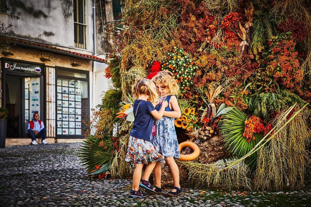 椎木俊介さんのインスタグラム写真 - (椎木俊介Instagram)「Botanical Sculpture in Sanremo  Date: October 3 Thursday, 2019 Location: Piazza Sansiro  43.816754,7.773636 *Please insert this numbers to your Google map.  @azumamakoto @amkk_project @shiinokishunsuke  #azumamakoto #makotoazuma #shiinokishunsuke #amkk #amkkproject #flowers #flowerart #botanicalsculpture #東信 #東信花樹研究所 #itaria #sanremo」10月5日 0時48分 - shiinokishunsuke
