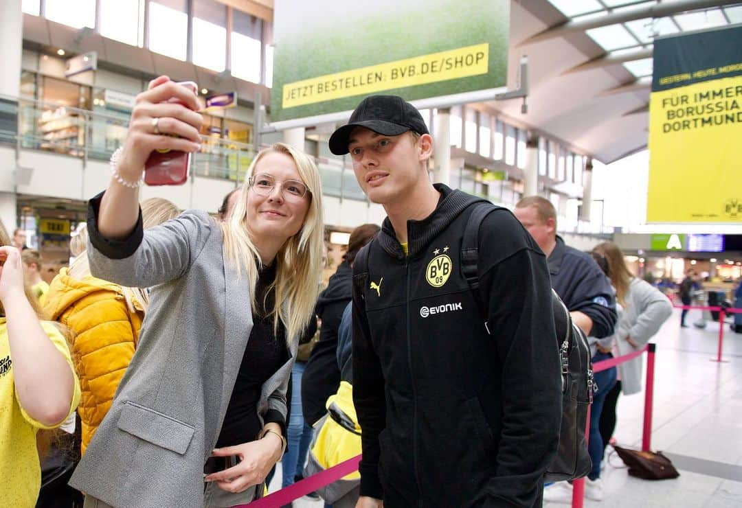 ボルシア・ドルトムントさんのインスタグラム写真 - (ボルシア・ドルトムントInstagram)「🛫 Ready for take off. #bvb #borussiadortmund #bvb09 #scfbvb #dortmund」10月5日 0時48分 - bvb09